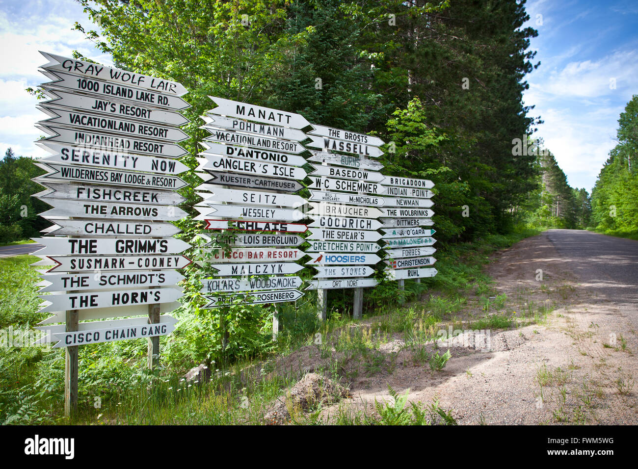 Handgefertigt aus Holz Schilder im Wald von Northwoods auf Land O' Lakes, Wisconsin Stockfoto