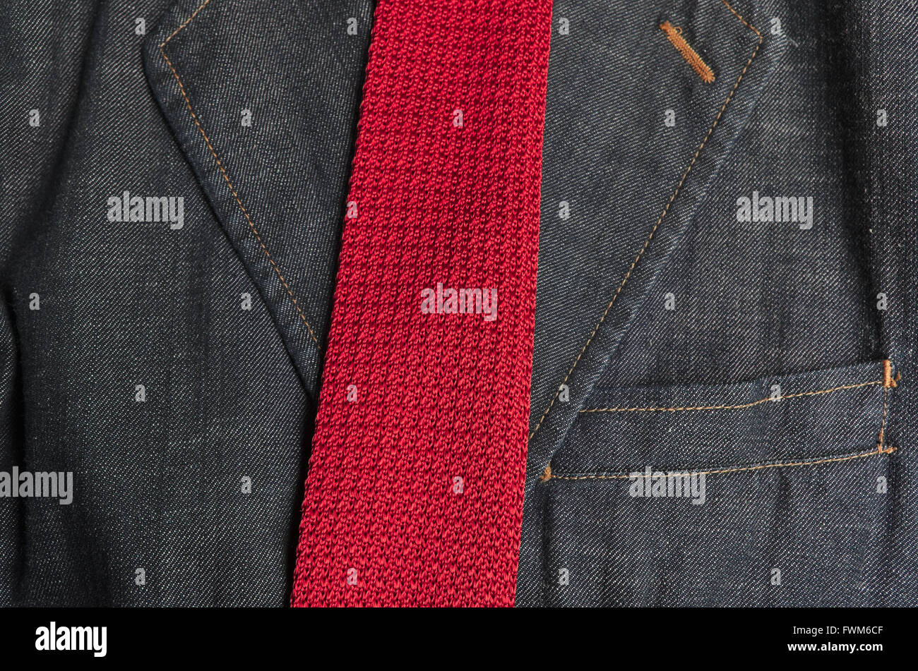 Klassischen Denim Blazer mit einem roten Band an der Spitze. Mode, Hintergründe und Texturen Stockfoto