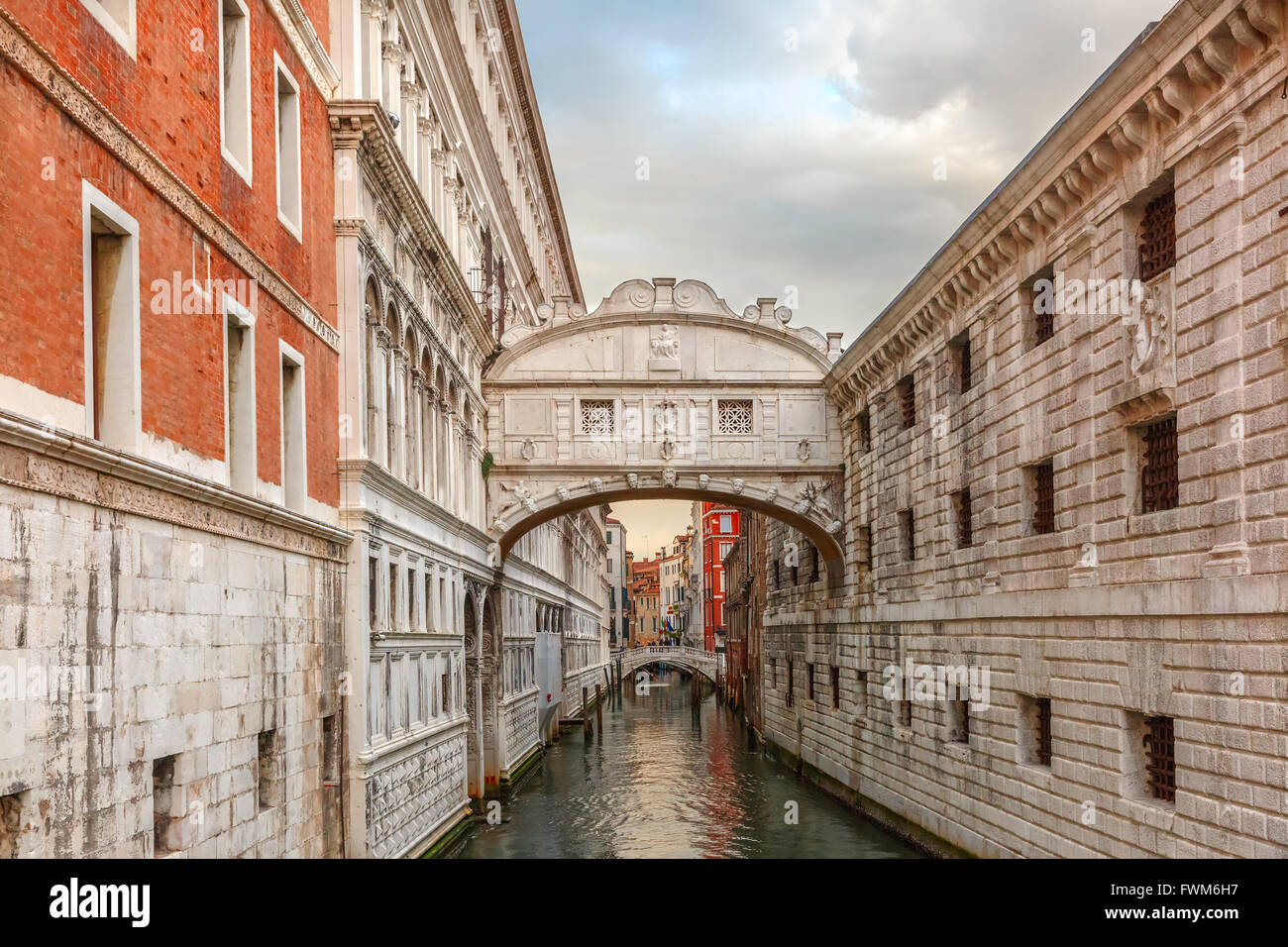 Seufzerbrücke oder Ponte dei Sospiri in bewölkten Tag, Venedig, Italien Stockfoto