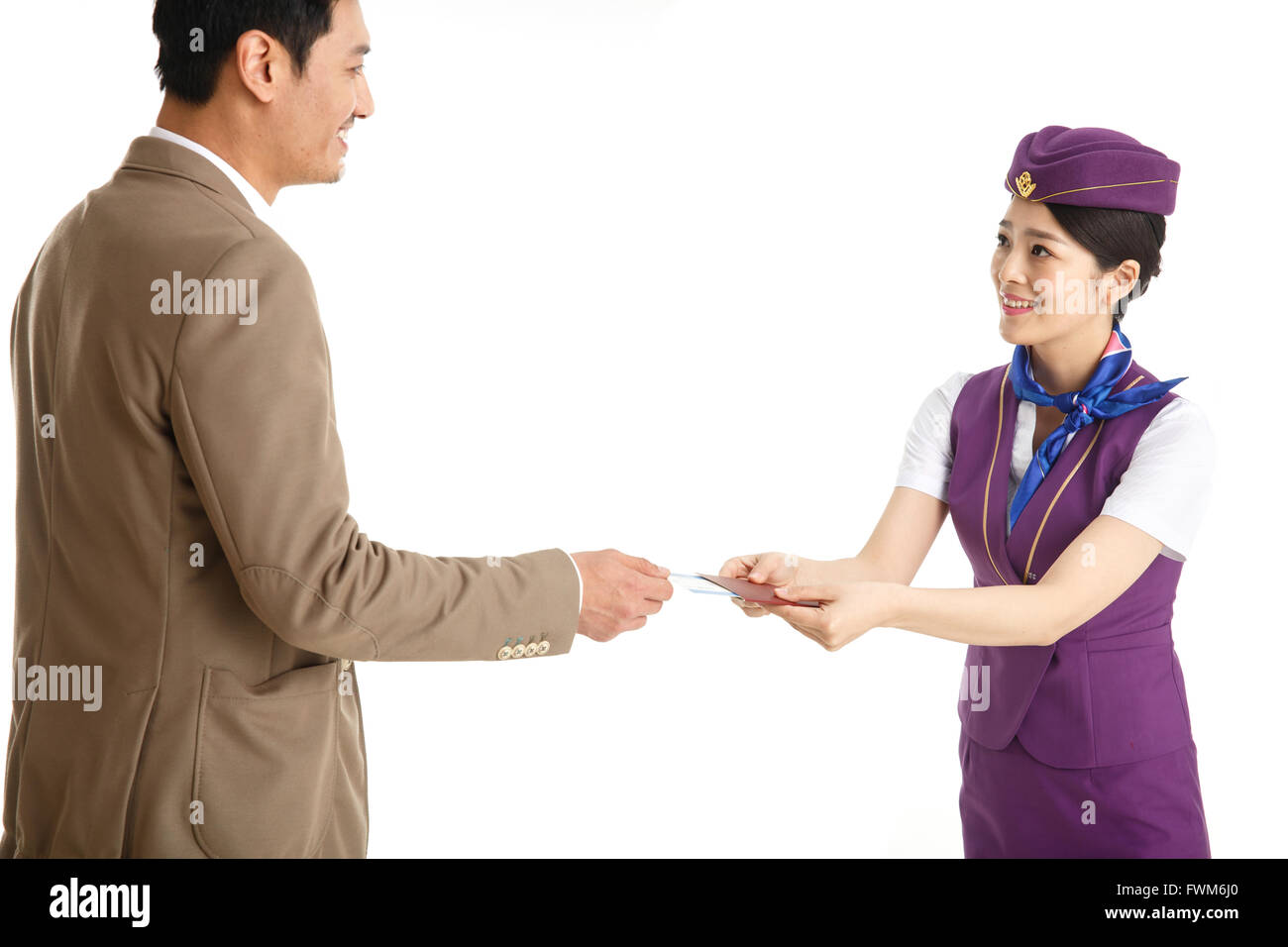 Junge weibliche Flugbegleiter für Kunden, um einen Pass zu pass Stockfoto