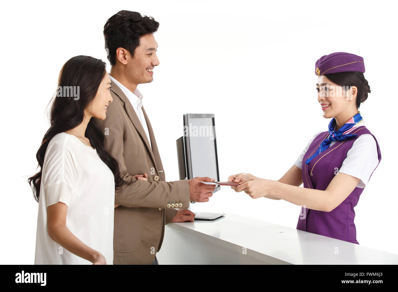 Junge weibliche Flugbegleiter für Kunden, um einen Pass zu pass Stockfoto