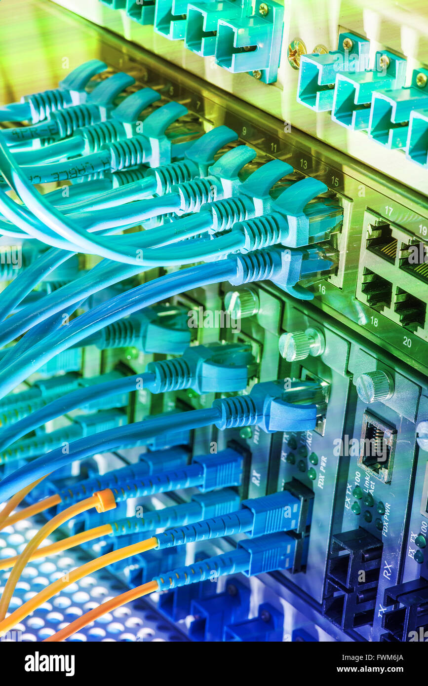 Glasfaser-Anschluss auf Kern Netzwerk swtich Stockfoto