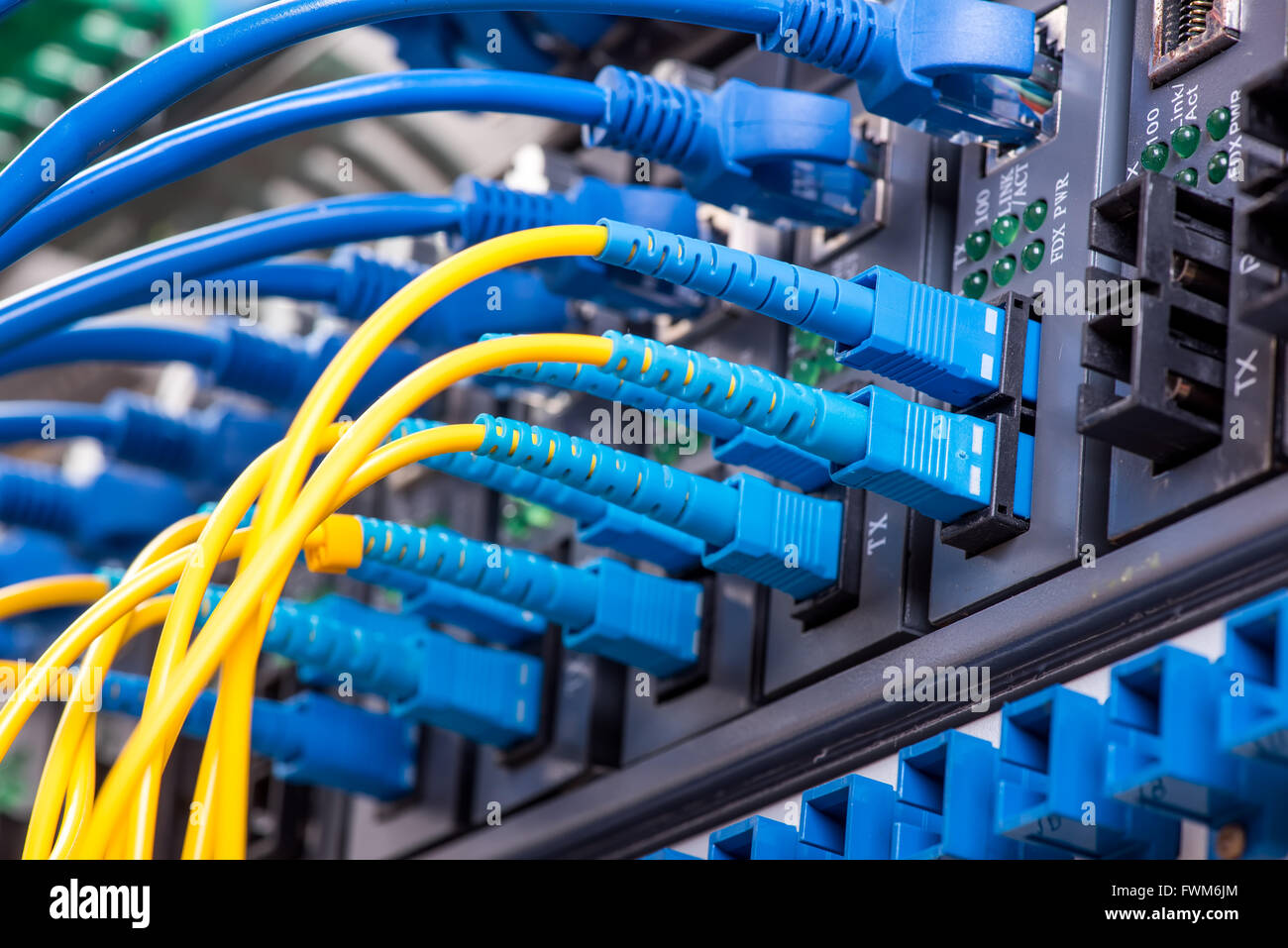 Glasfaser-Anschluss auf Kern Netzwerk swtich Stockfoto