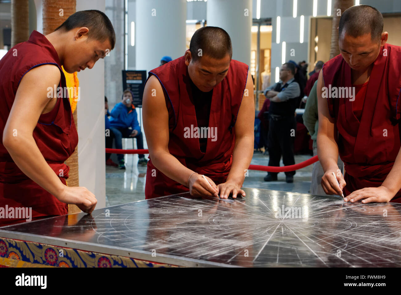 Tibetische Mönche von Drepung Loseling Kloster in Indien ein Mandala an Brookfield Place in Battery Park City, Manhattan zu schaffen. Stockfoto