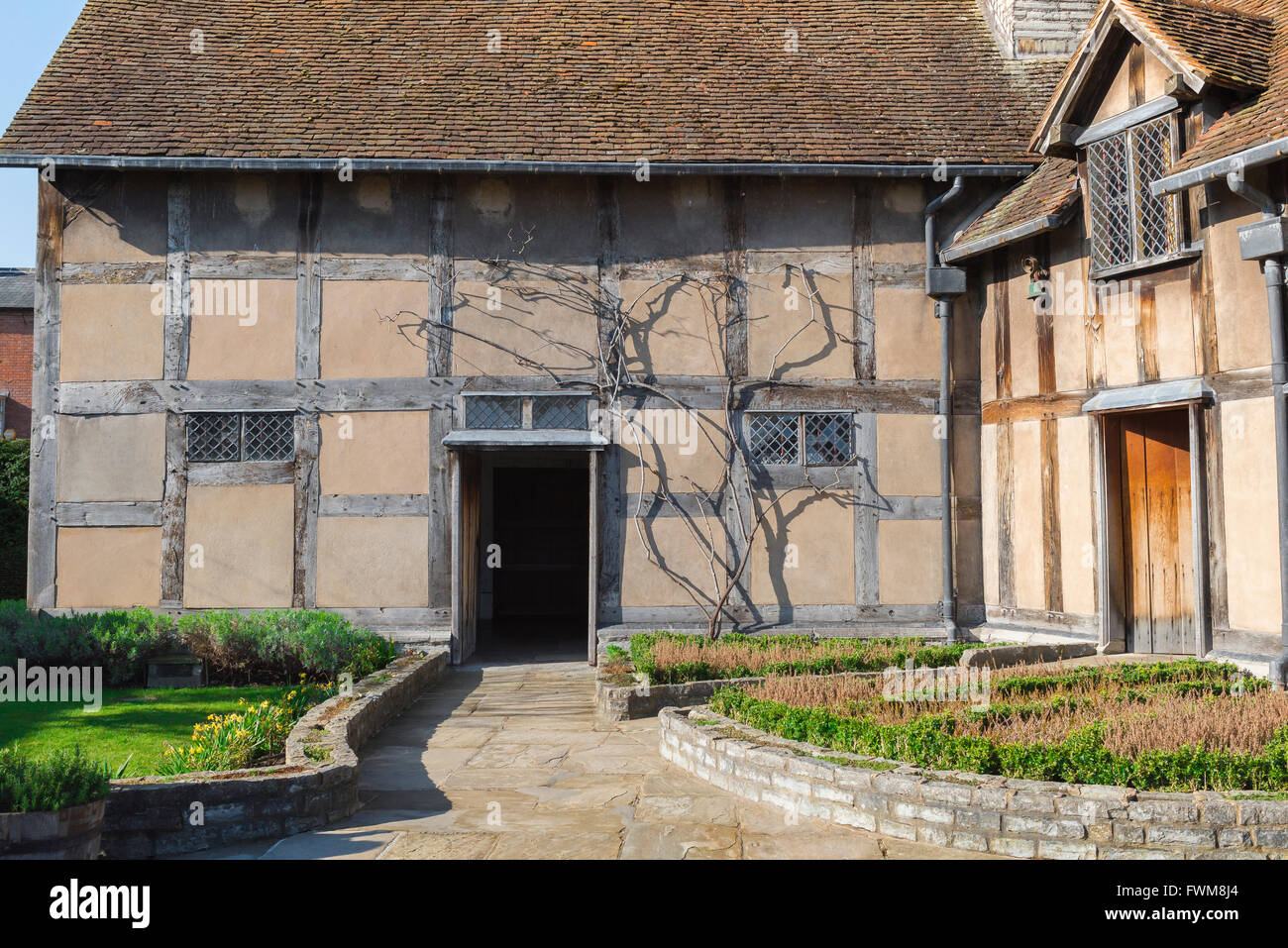 Fachwerkbau, Blick auf die Rückseite des mittelalterlichen Fachwerkhauses, in dem Shakespeare in der Henley Street, Stratford Upon Avon, England, geboren wurde Stockfoto