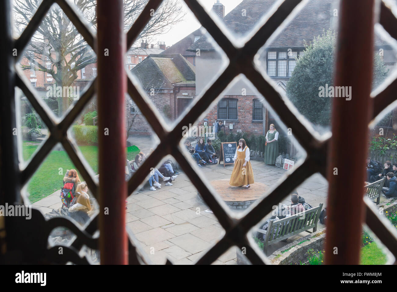 Shakespeare-Schauspieler, Ansicht von Schauspielern, die Shakespeares Vers im Hofgarten des Hauses, in dem er geboren wurde, Stratford Upon Avon, Großbritannien, vorführen Stockfoto