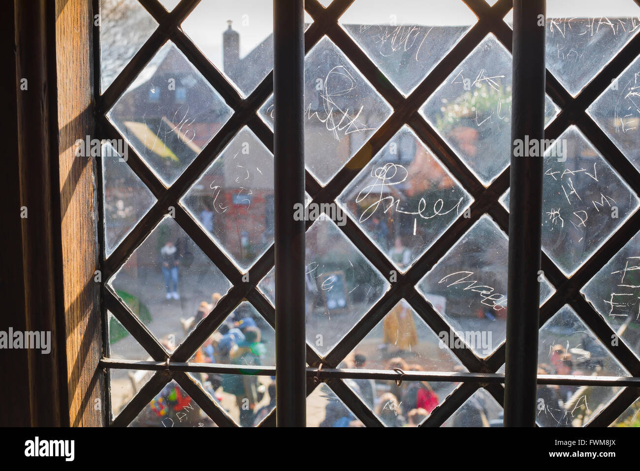 Blick auf ein Casement Window in dem Haus, in dem Shakespeare geboren wurde und in dessen Glas verkratzte Namen trägt, Henley Street, Stratford upon Avon, Großbritannien Stockfoto