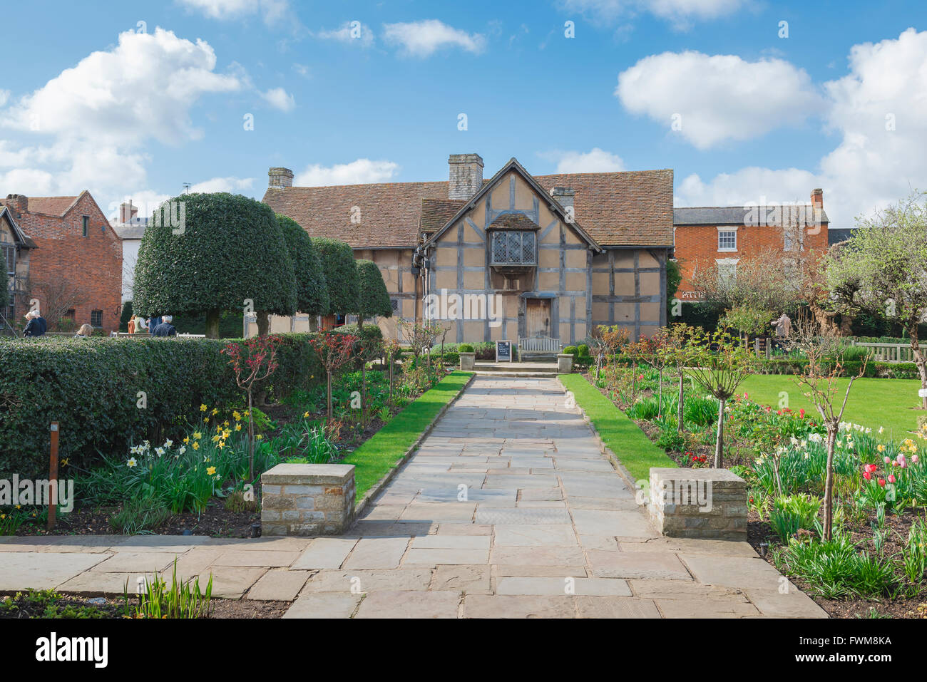 Mittelalterbau, hinter dem mittelalterlichen Fachwerkhaus, in dem Shakespeare geboren wurde (1564) in der Henley Street, Stratford Upon Avon, England, Großbritannien Stockfoto