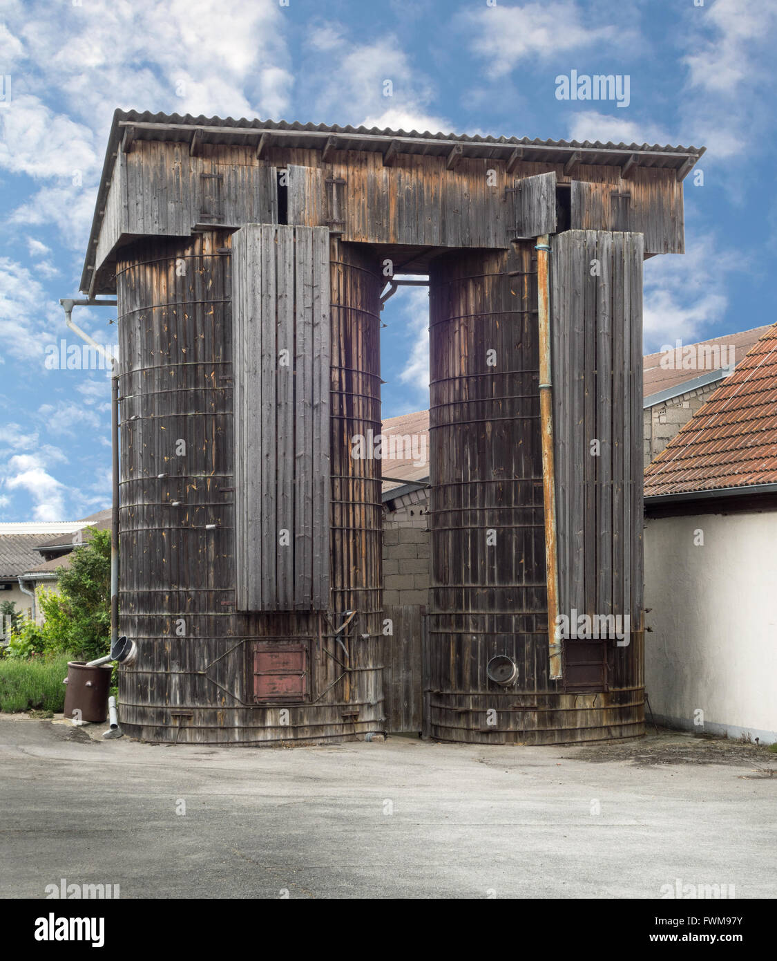 Zwei alte, landwirtschaftliche Silos Holz stehen im Innenhof des deutschen Bauernhof Stockfoto