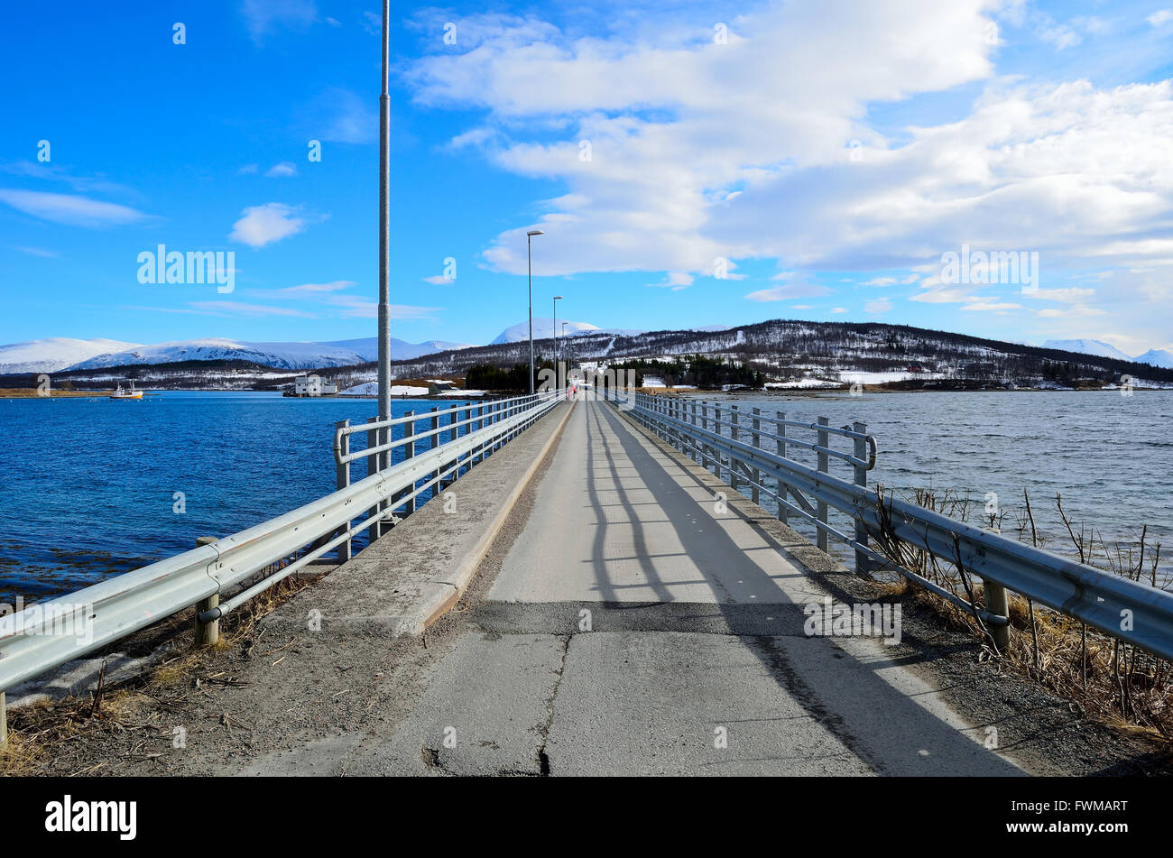 Straßenbrücke über Haak Insel in Norwegen an sonnigen Tag Stockfoto