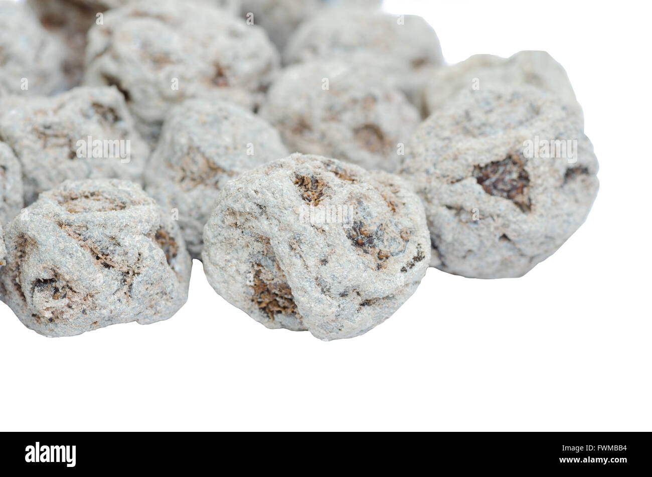 Getrocknete, gesalzene chinesische Pflaume isoliert auf weißem Hintergrund Stockfoto