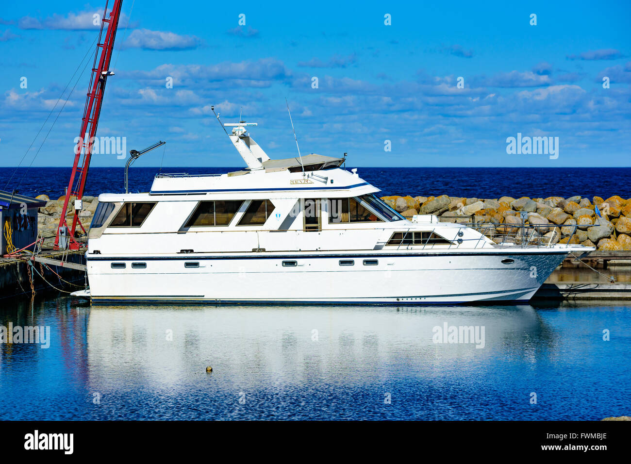Simrishamn, Schweden - 1. April 2016: Eine feine, weiße Magnum Yacht ankern in der Marina. Ruhiger, sonniger Tag im Frühling. Stockfoto
