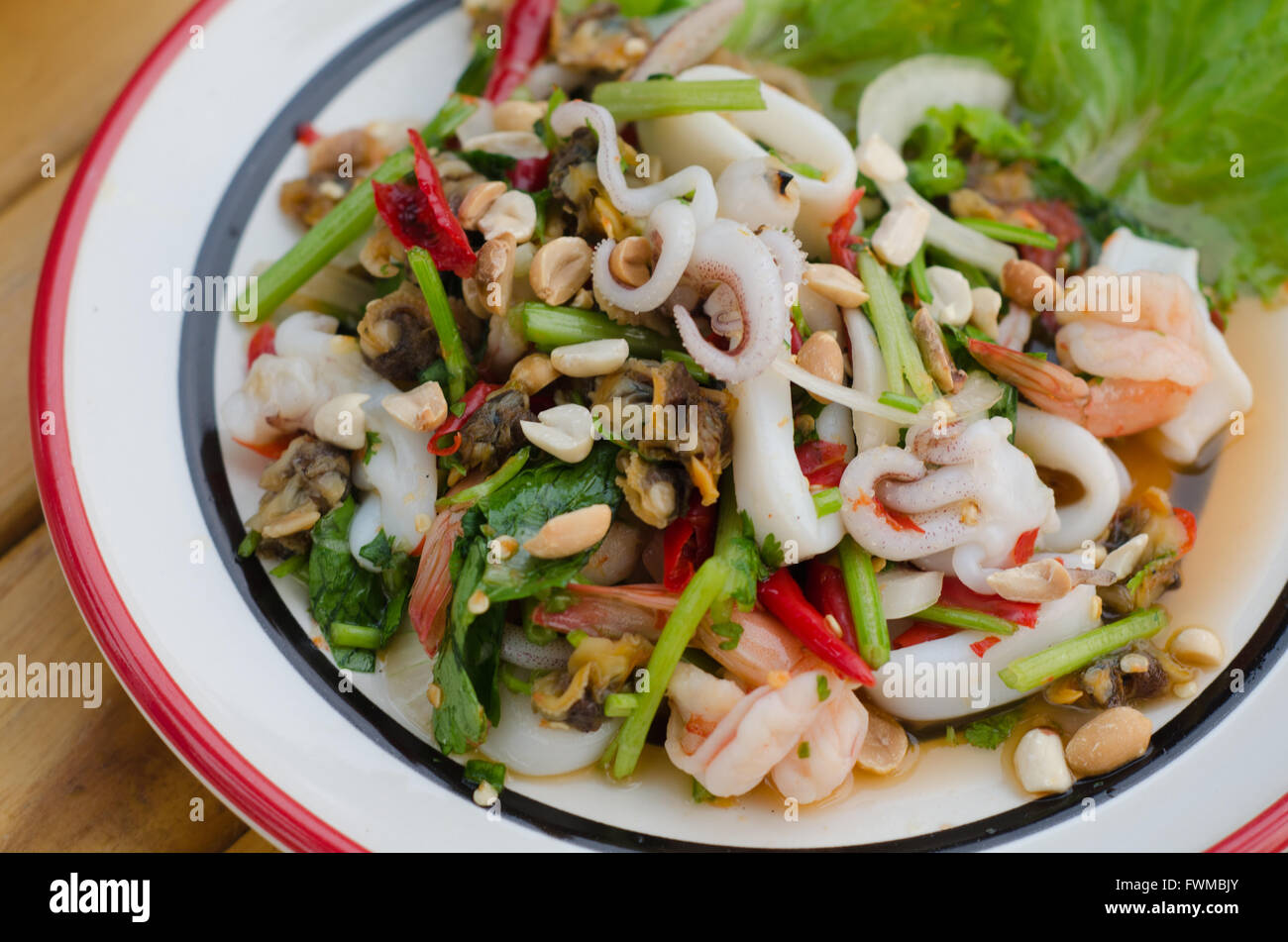 Thai-Stil-würzige gemischte Meeresfrüchte-Salat Stockfoto