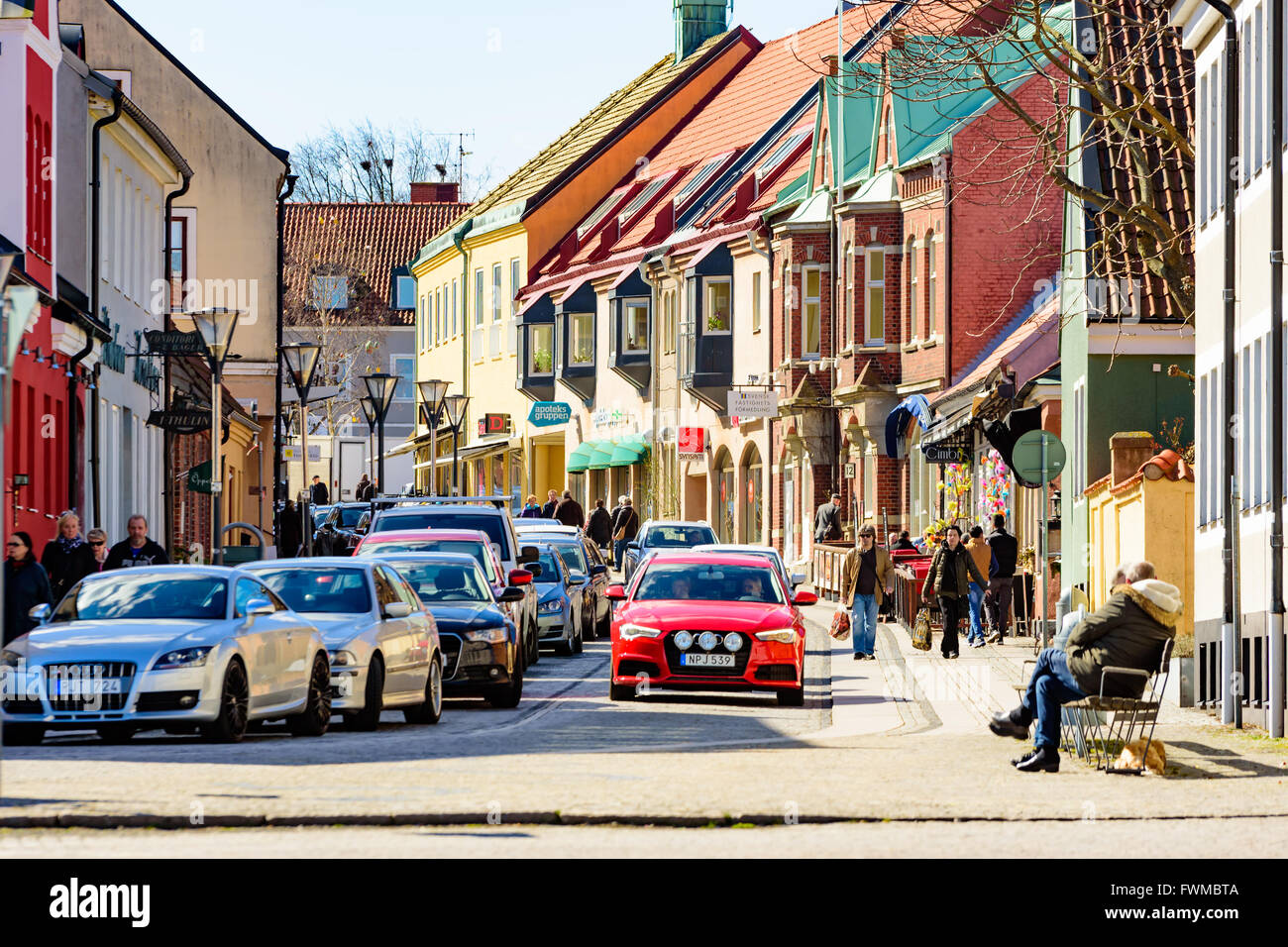Simrishamn, Schweden - 1. April 2016: Leben in der Stadt in der Stadt mit Menschen zu Fuß und fahren entlang der Straße, oder gerade dort sitzen lo Stockfoto