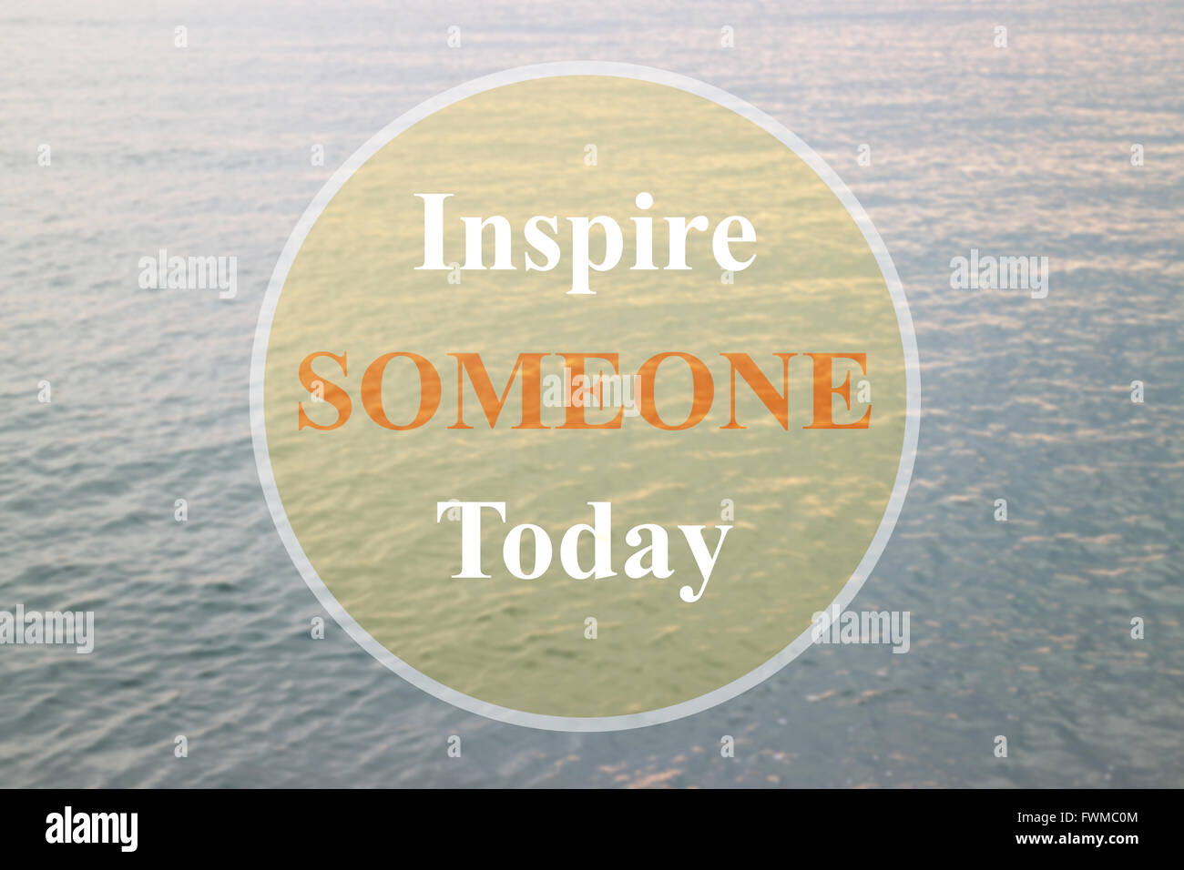 Inspirieren jemand heute inspirierend Zitat auf blauen Hintergrund Stockfoto