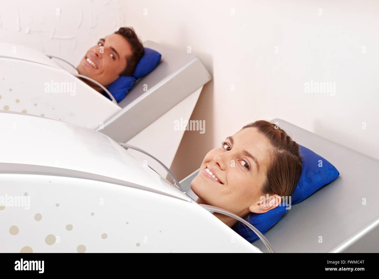 Frau und Mann verlegen lächelnd in Kabine Ozon im spa Stockfoto