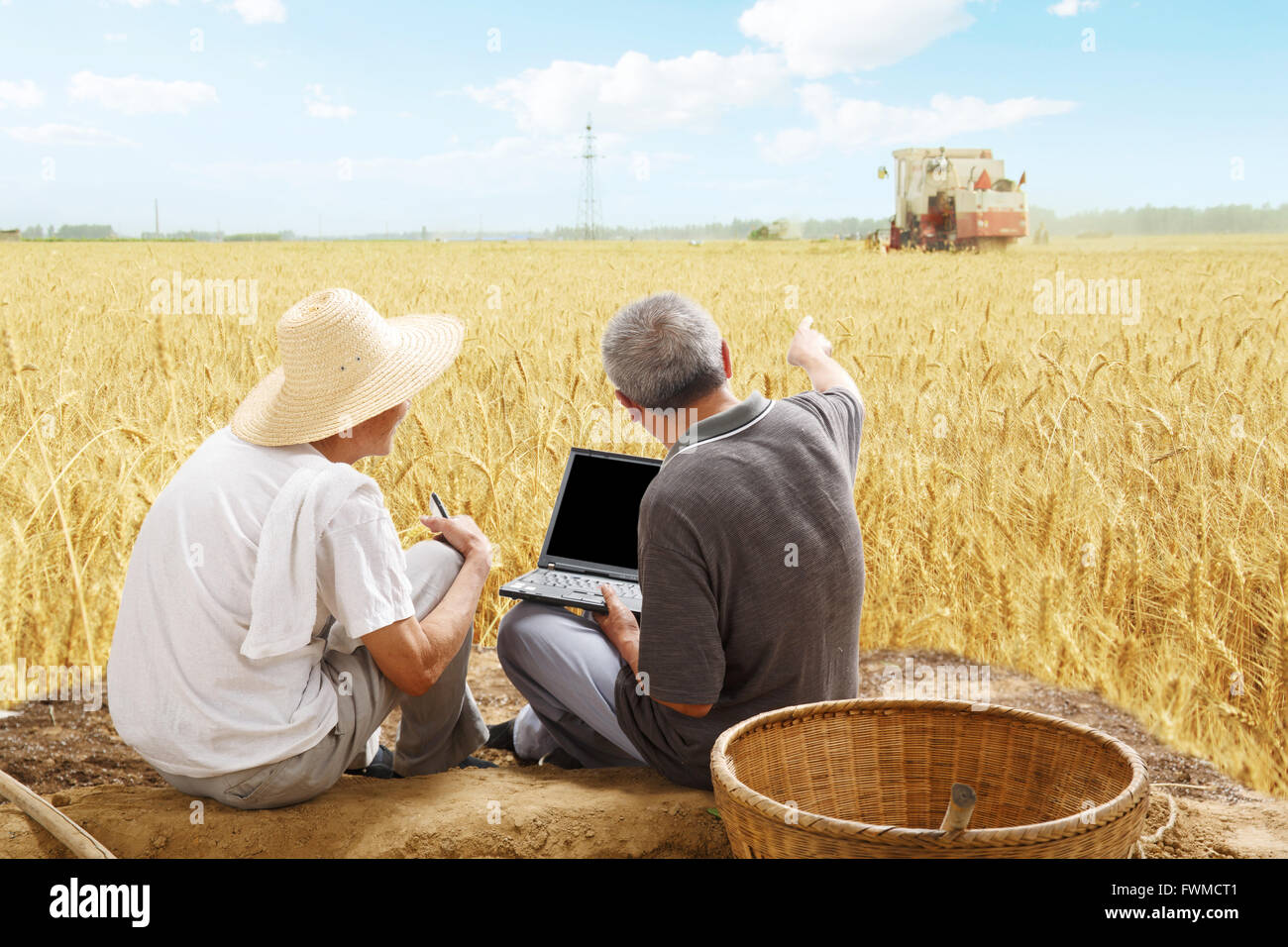 Zwei Bauern sitzen im Bereich sprechen Stockfoto