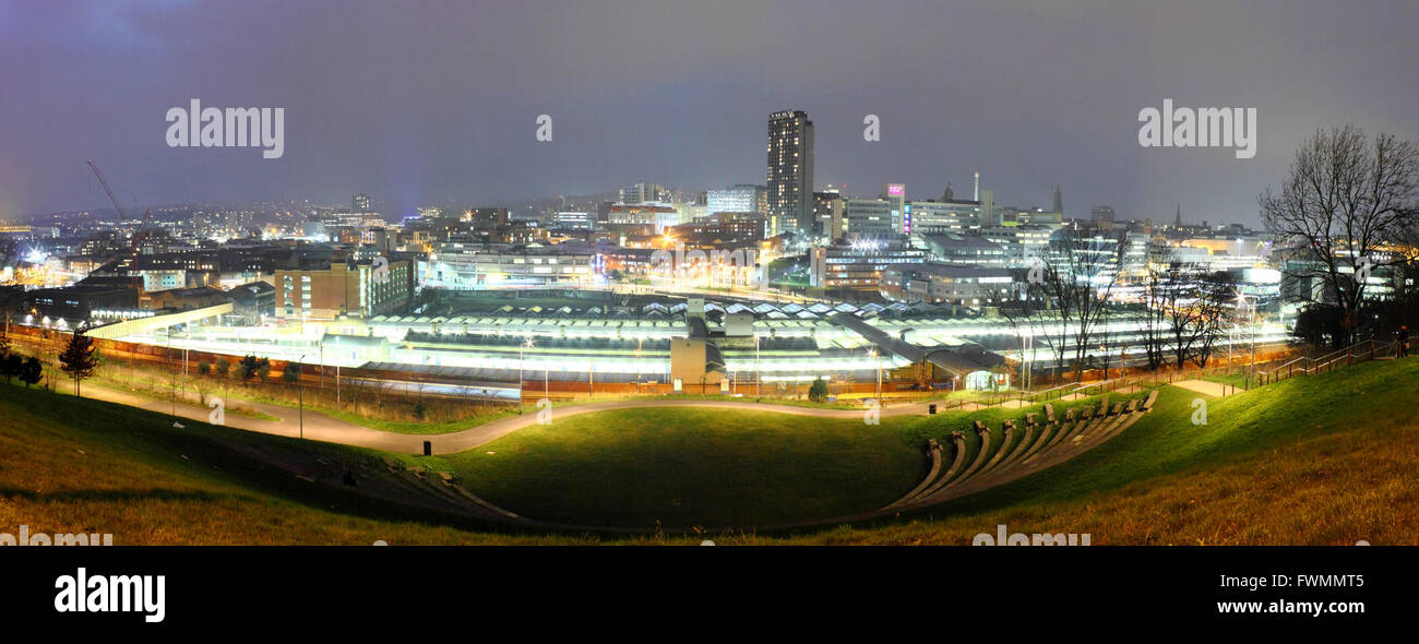 Panoramablick über Sheffield Stadtzentrum nachts gesehen vom South Street Park Amphitheater, Sheffield, South Yorkshire England Großbritannien Stockfoto