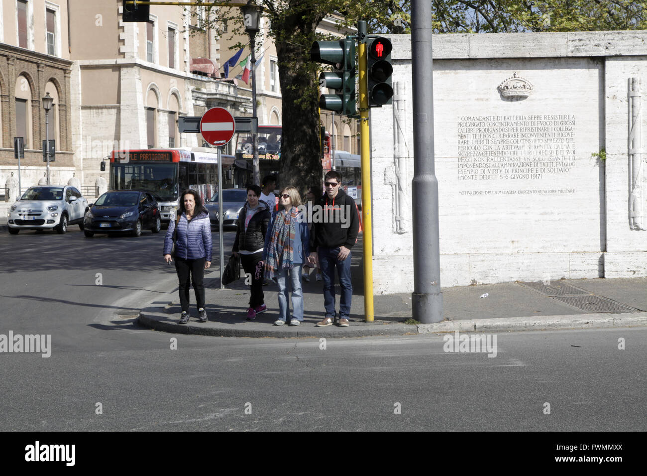 Fußgänger warten das grüne Licht auf die Straße zu überqueren, an einem sonnigen Tag an Rom, Italien Stockfoto
