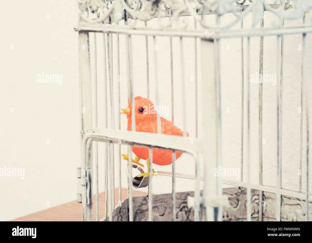 plastische Vogel in einem Käfig Stockfoto