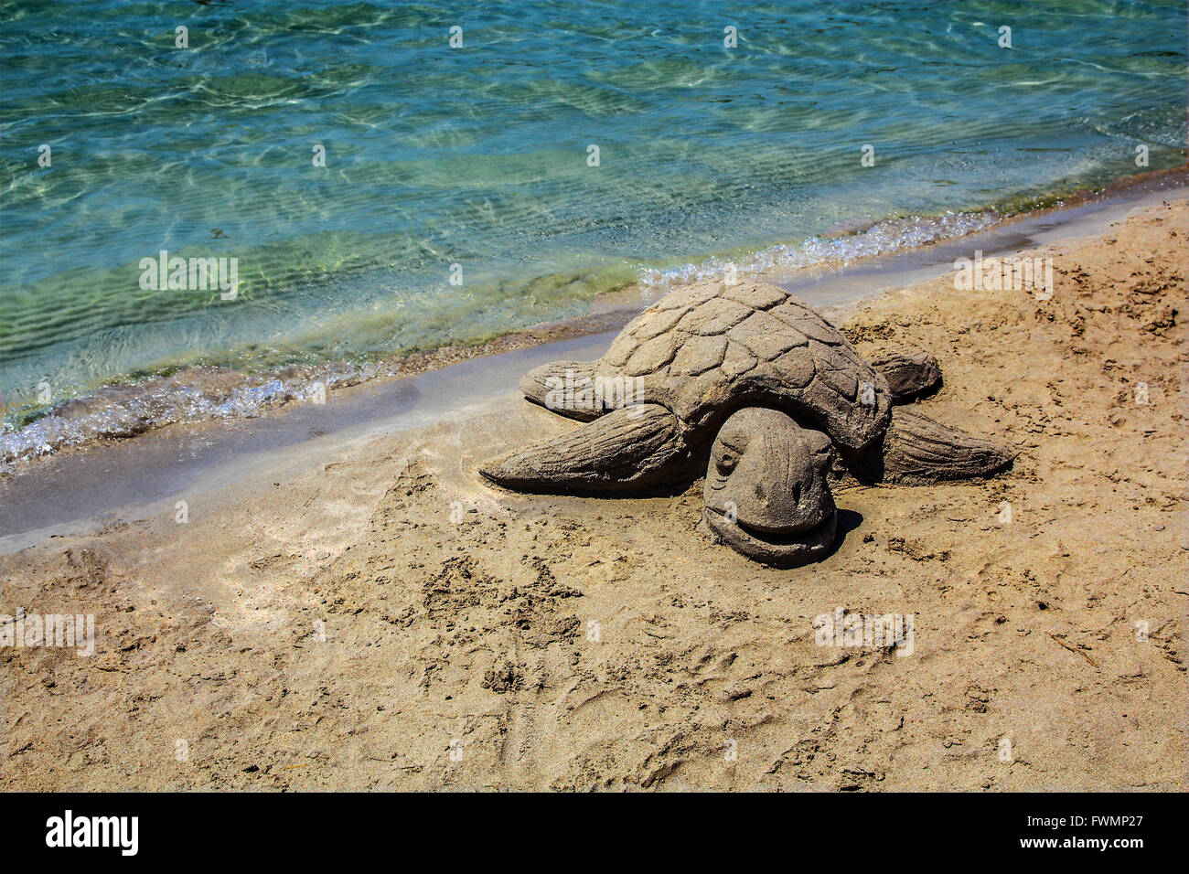 Eine Schildkröte aus Sand, am Strand auf Kreta, Griechenland, Europa Stockfoto