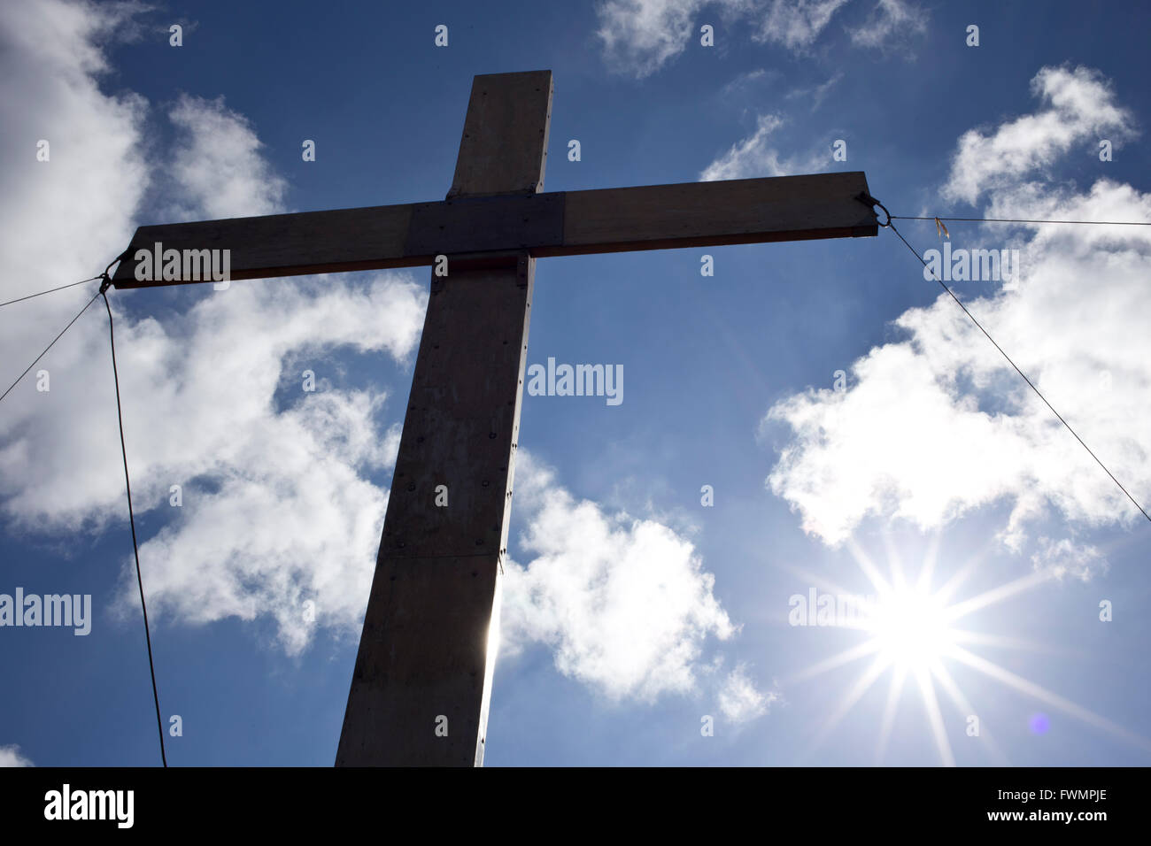 Die Ostern Kreuz Überraschung Blick, Otley Chevin, Otley, Nr Leeds. Das Holz ist aus Manchester Bombe Empörung Juni 96 geborgen. Stockfoto