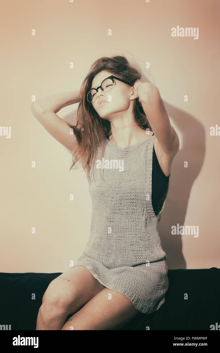 Studio-Porträt eines schönen jungen Mädchens tragen Brillen Stockfoto