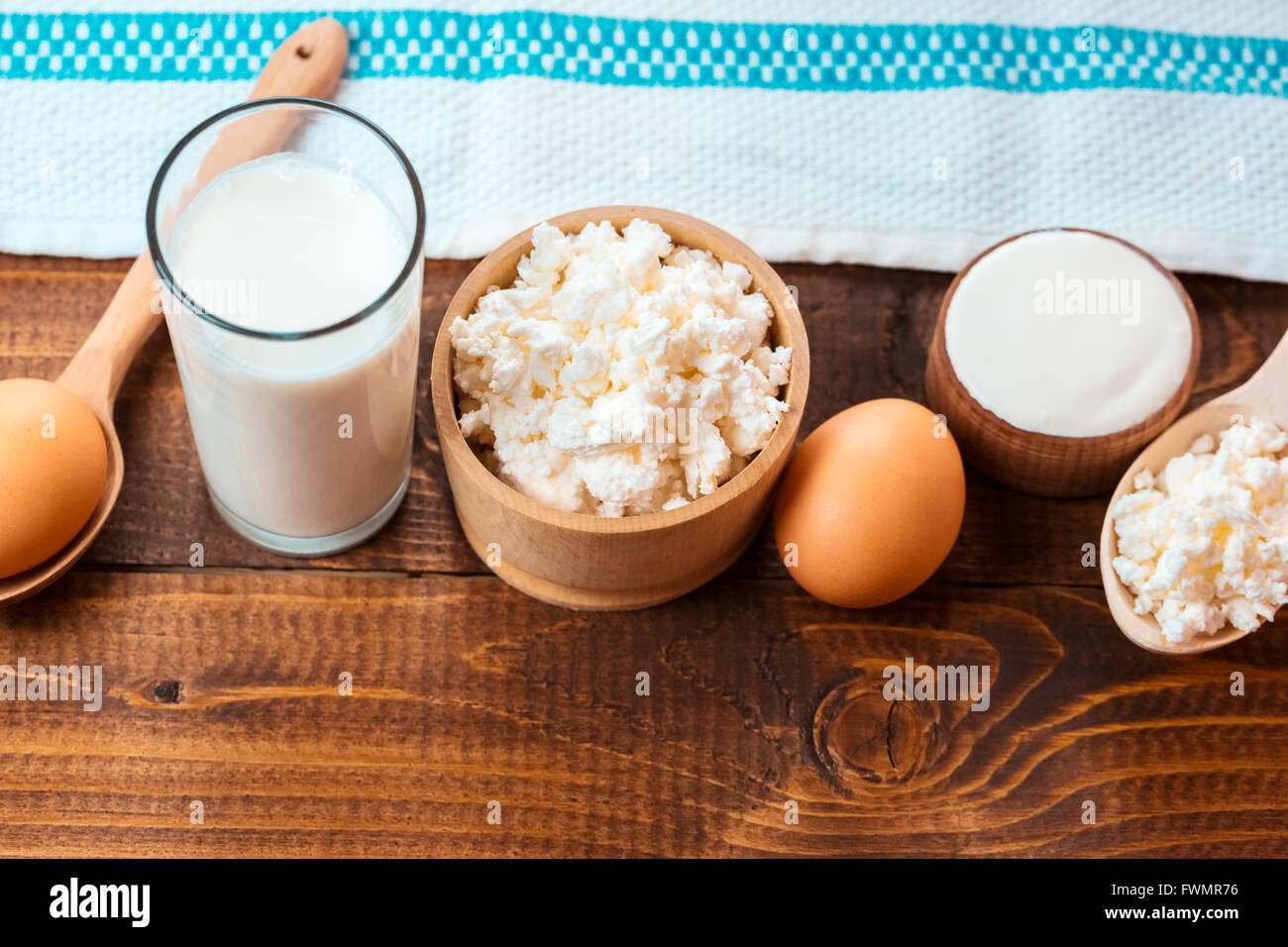 Milchprodukte auf Holztisch. Saure Sahne, Milch, Käse, Joghurt und Eier. Ansicht von oben mit der Kopie Raum Stockfoto