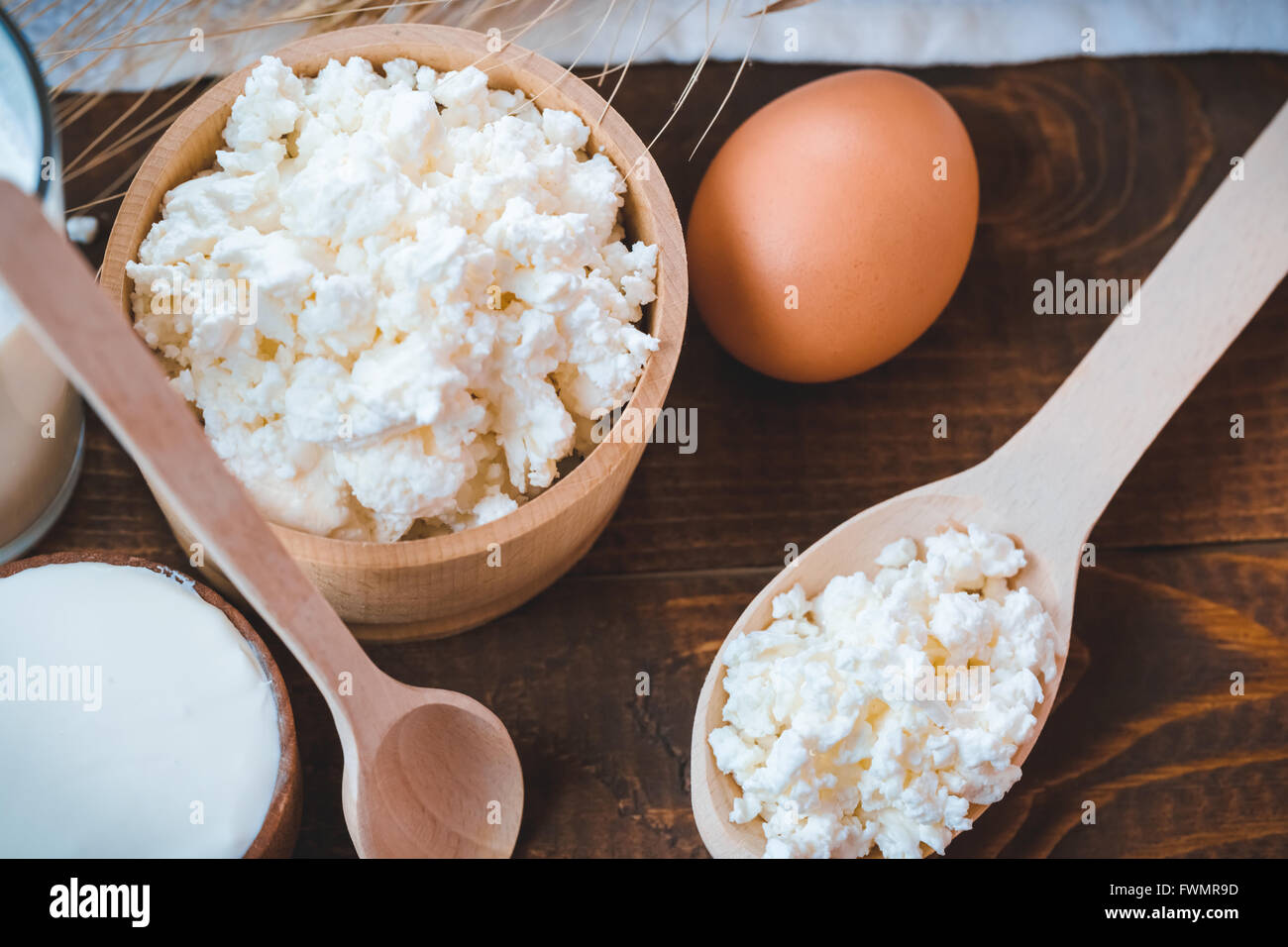 Natürliche selbstgemachte Produkte: Milch, Käse, Sauerrahm und Eiern auf den alten hölzernen Hintergrund mit freier Platz für Ihren Text Stockfoto