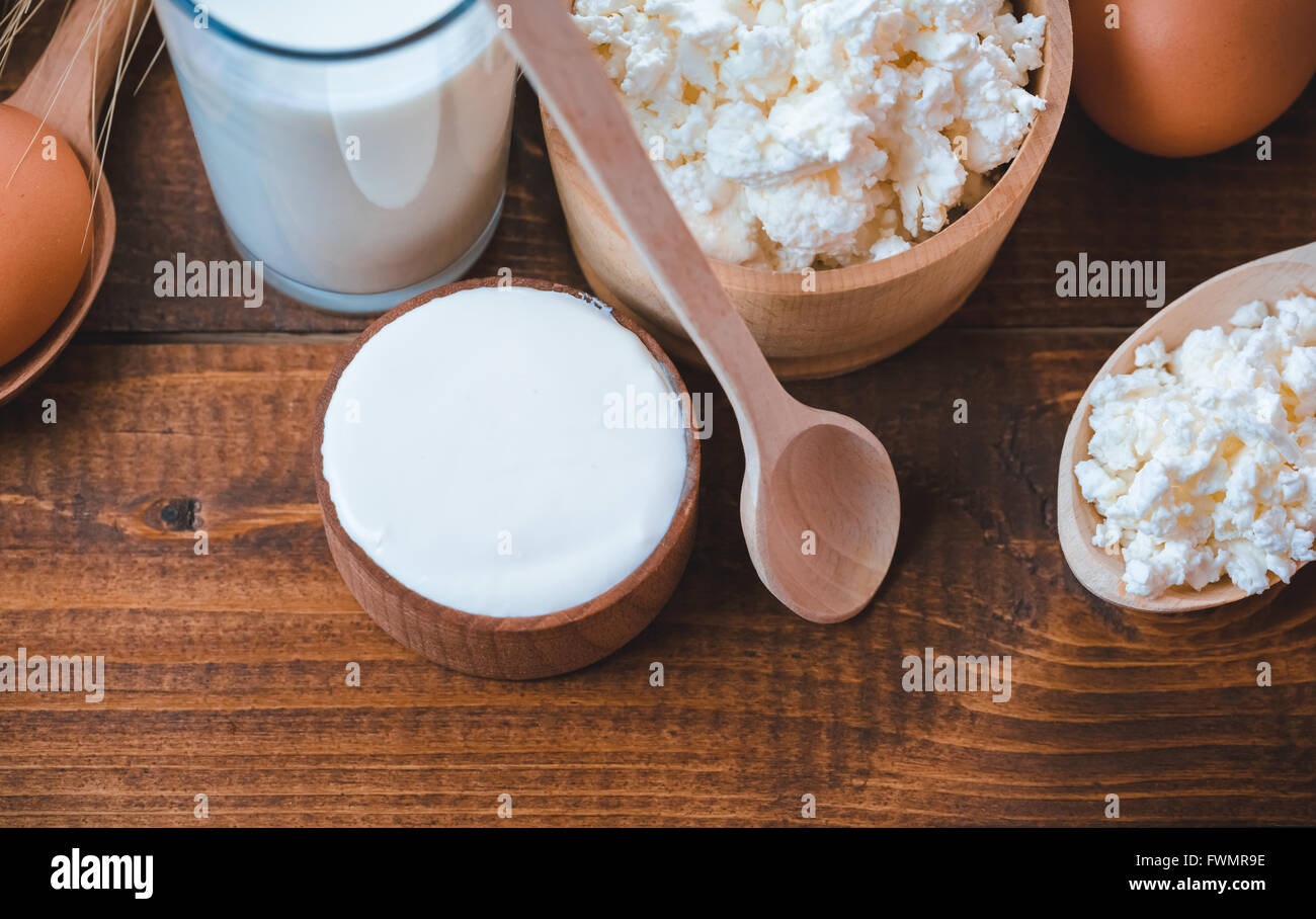 Natürliche selbstgemachte Produkte: Milch, Käse, Sauerrahm und Eiern auf den alten hölzernen Hintergrund mit freier Platz für Ihren Text Stockfoto