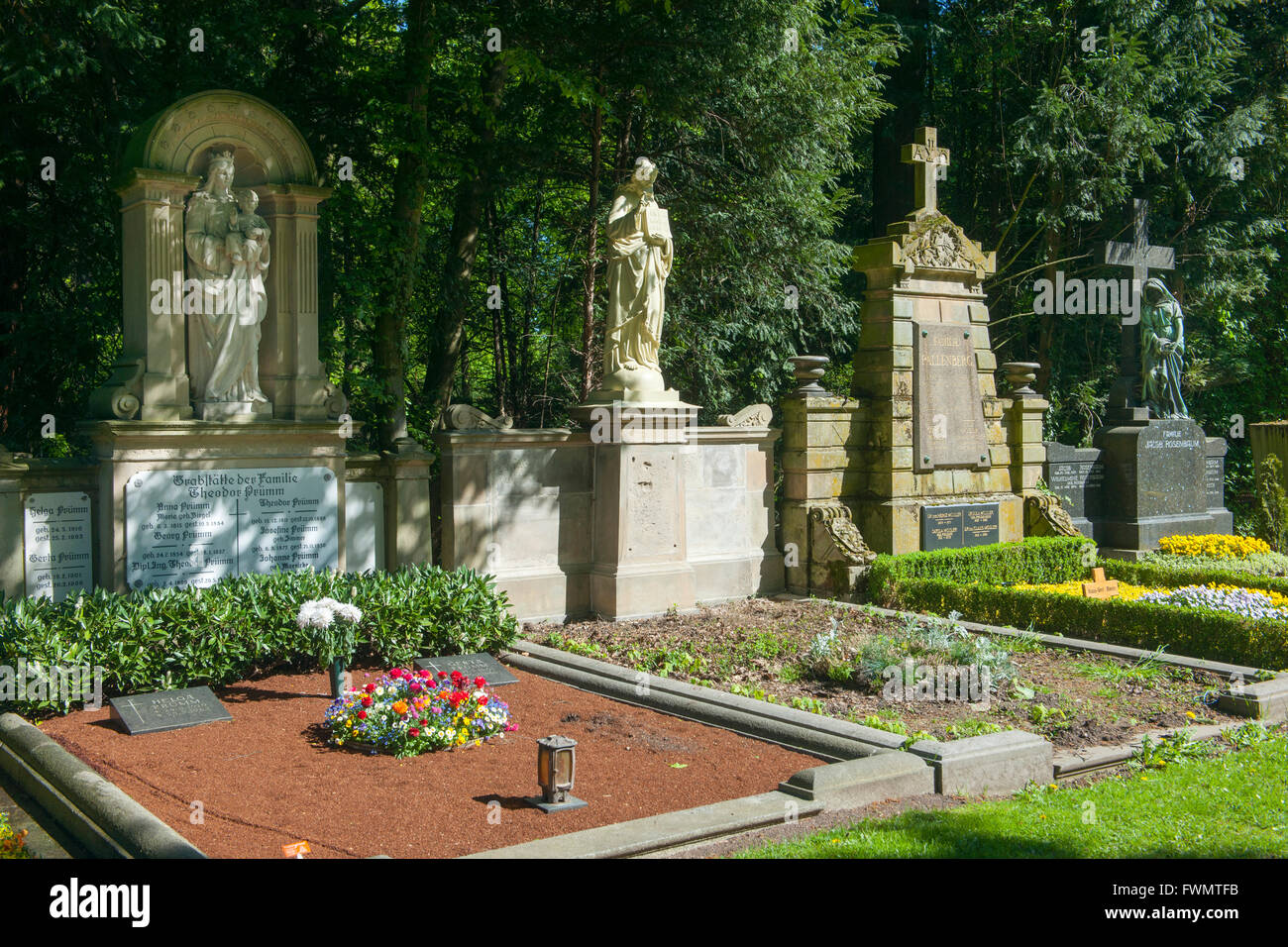 Köln, Lindenthal, MelatenFriedhof, Grabsteine Stockfotografie Alamy