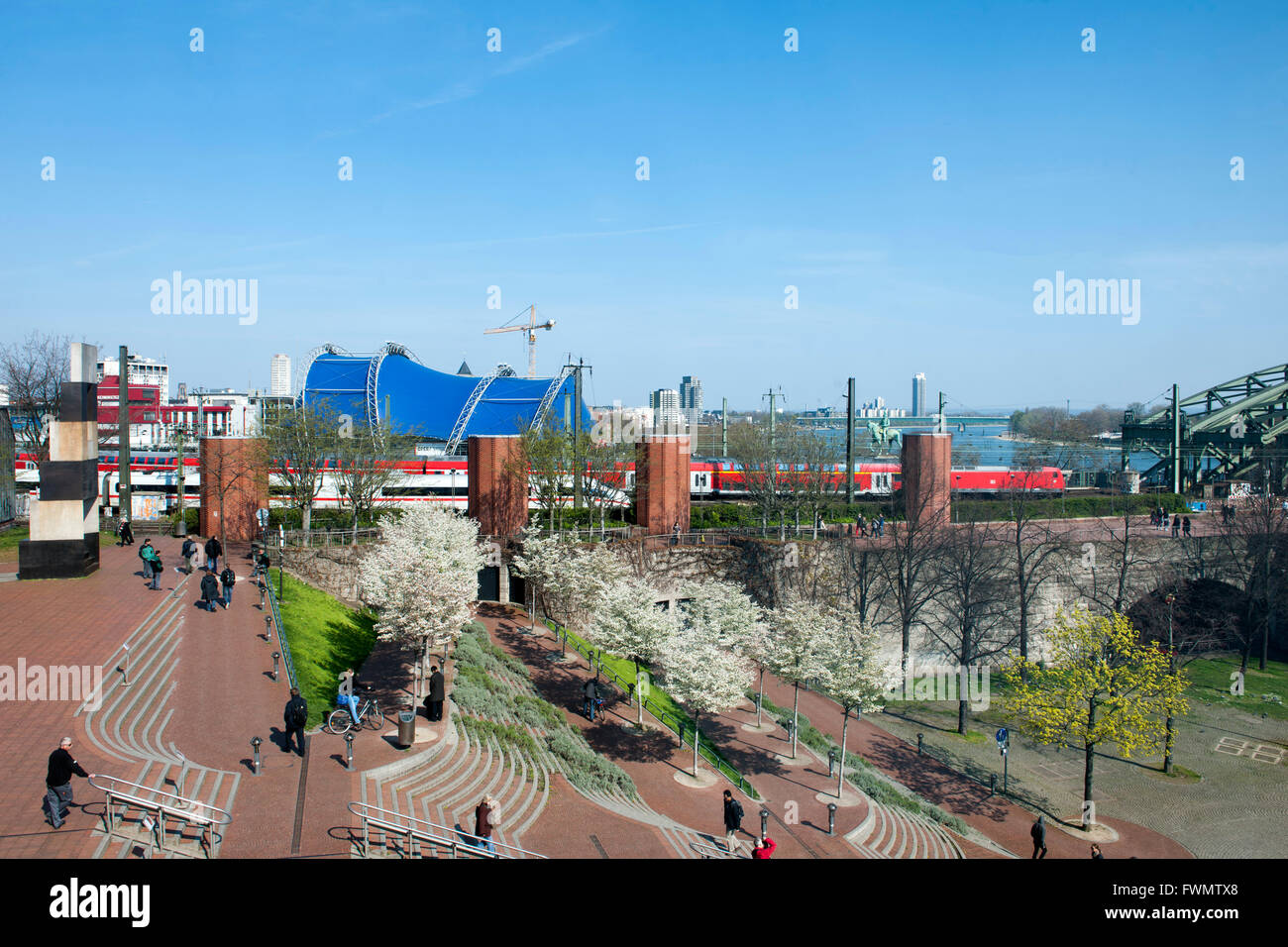 Köln, Buchforst, Frankenplatz, Treppe Vom Museum Ludwig Zum Rheinufer, Im Hintergrund Musical Dome Stockfoto