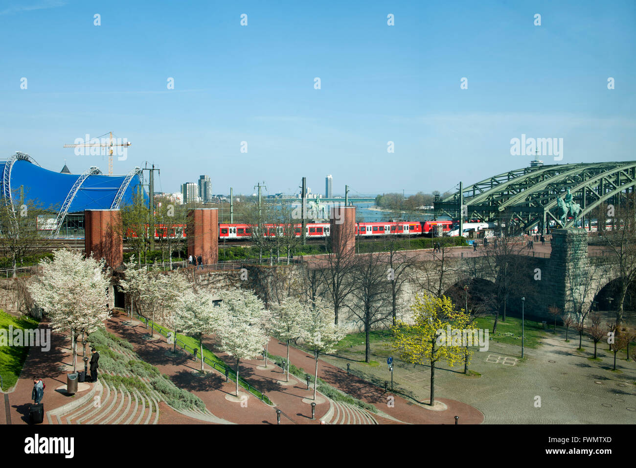 Köln, Buchforst, Frankenplatz, Treppe Vom Museum Ludwig Zum Rheinufer, Im Hintergrund Musical Dome, Rechts sterben Hohenzllernbrück Stockfoto