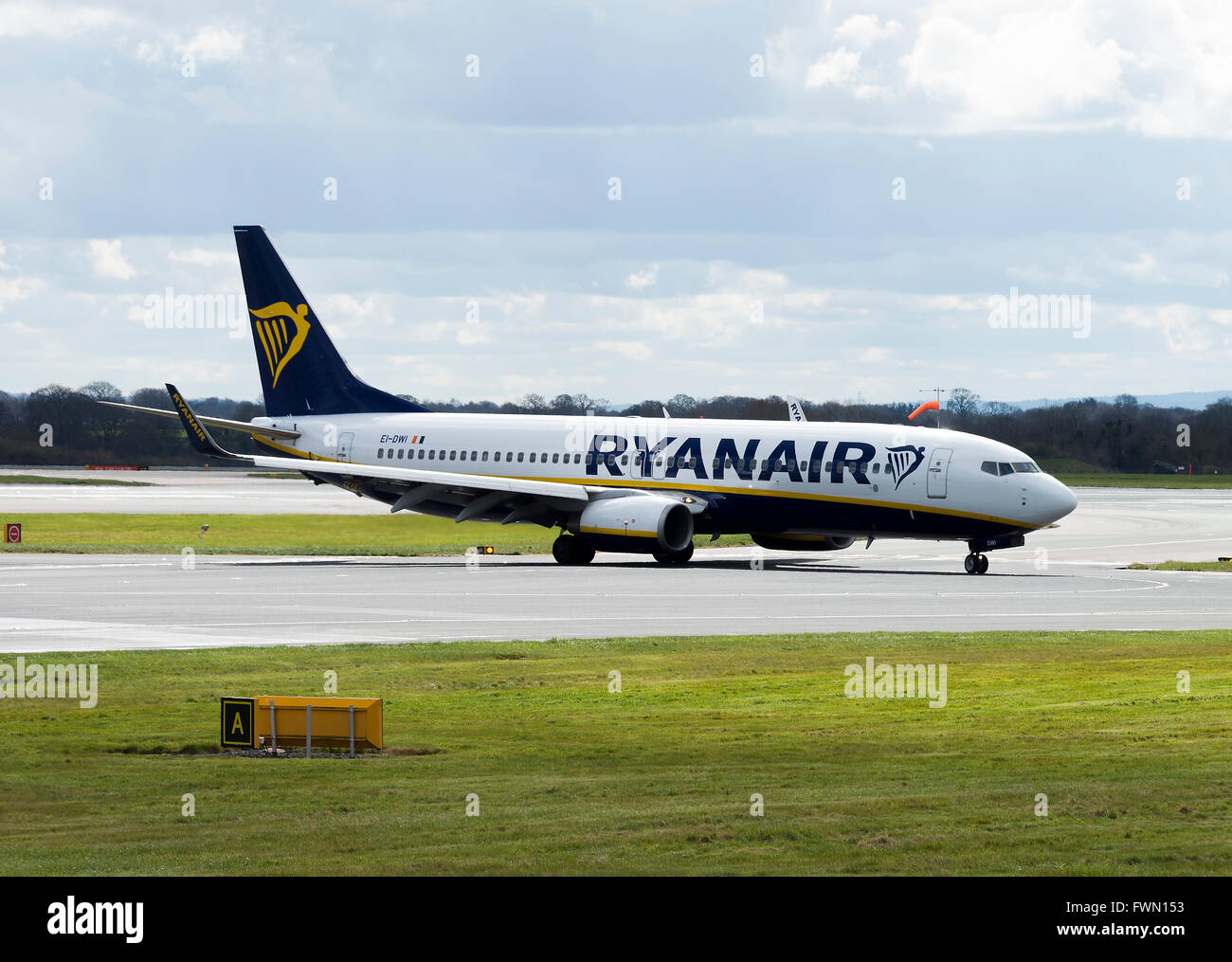 Ryanair Airlines Boeing 737-8AS(w) Airliner EI-DWI Rollen am internationalen Flughafen Manchester England Vereinigtes Königreich UK Stockfoto
