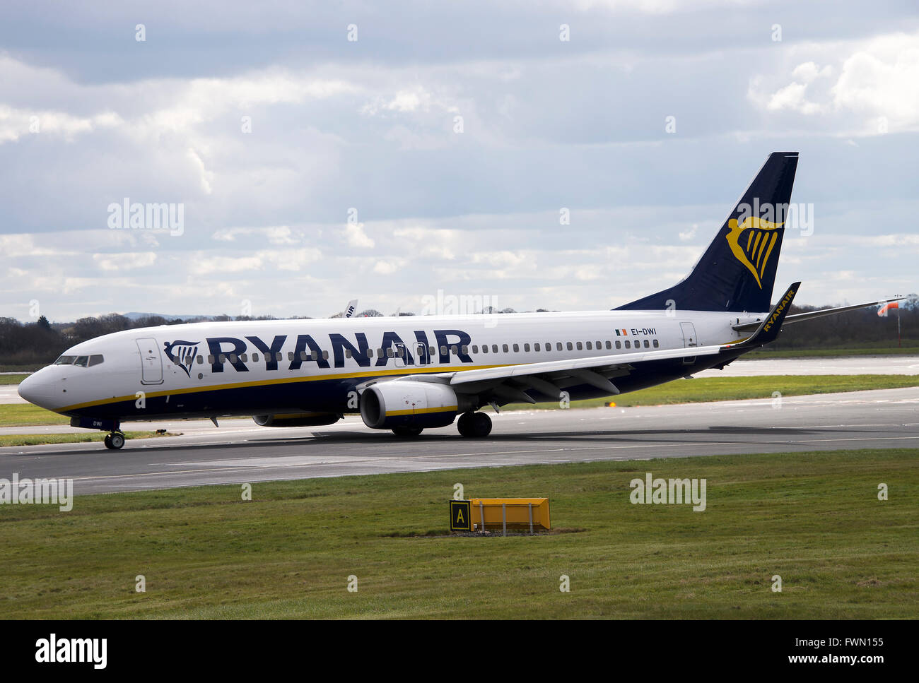 Ryanair Airlines Boeing 737-8AS(w) Airliner EI-DWI Rollen am internationalen Flughafen Manchester England Vereinigtes Königreich UK Stockfoto