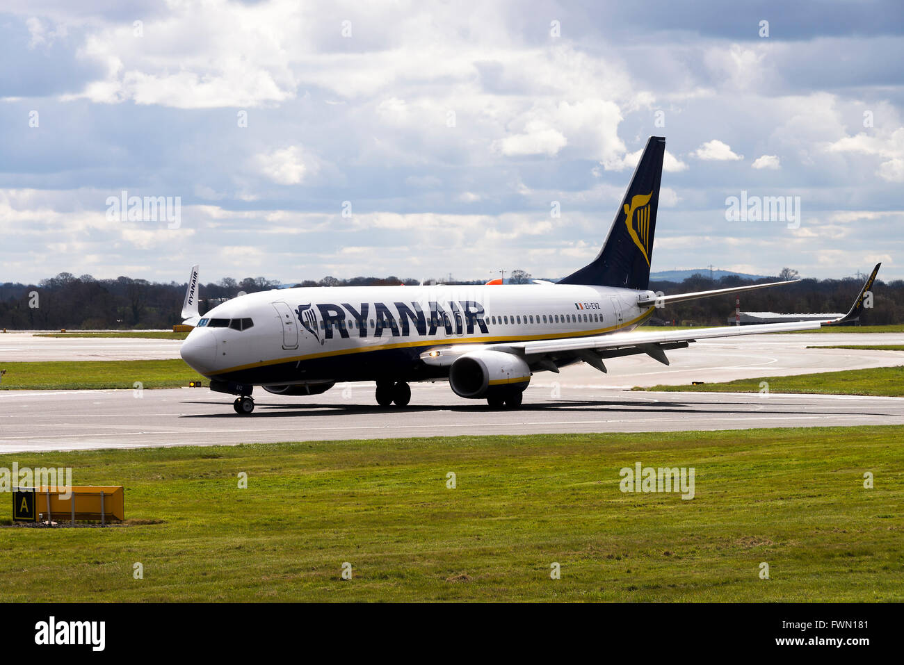 Ryanair Airlines Boeing 737-8AS(w) Airliner EI-EVZ Rollen am internationalen Flughafen Manchester England Vereinigtes Königreich UK Stockfoto