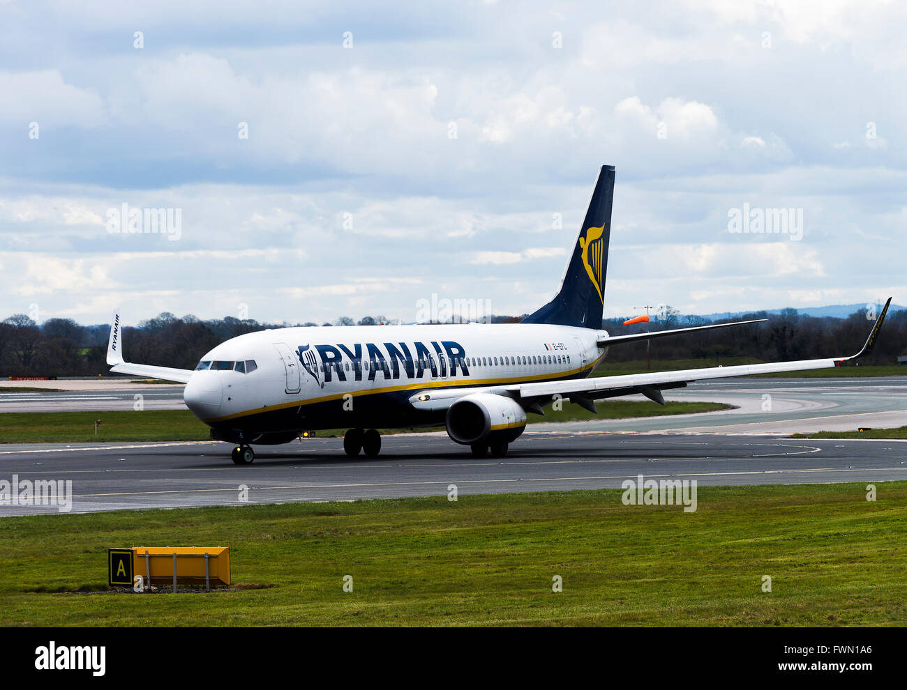 Ryanair Airlines Boeing 737-8AS(w) Airliner EI-EFL Rollen am internationalen Flughafen Manchester England Vereinigtes Königreich UK Stockfoto