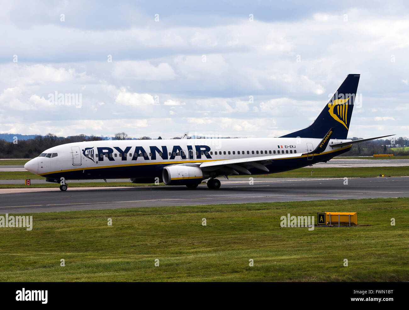 Ryanair Airlines Boeing 737-8AS(w) Airliner EI-EKJ Rollen am internationalen Flughafen Manchester England Vereinigtes Königreich UK Stockfoto