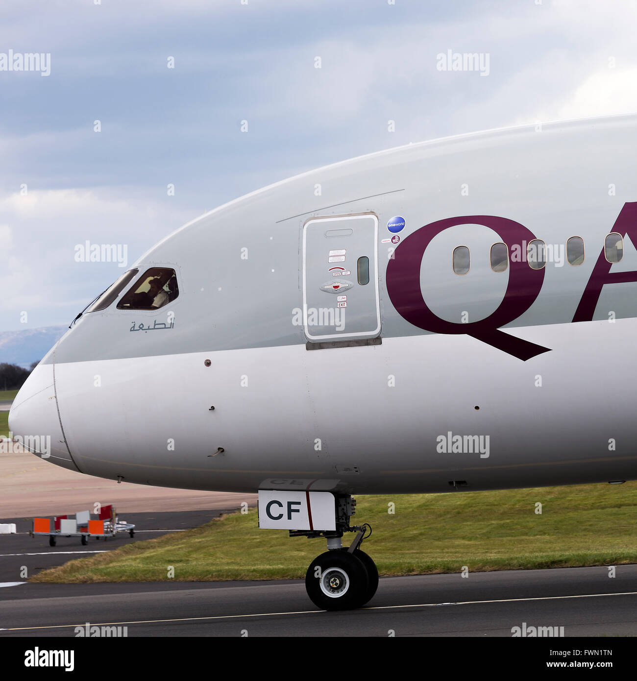 Qatar Airways Boeing 787-8 Dreamliner Airliner A7-BCF Rollen am internationalen Flughafen Manchester England Vereinigtes Königreich UK Stockfoto