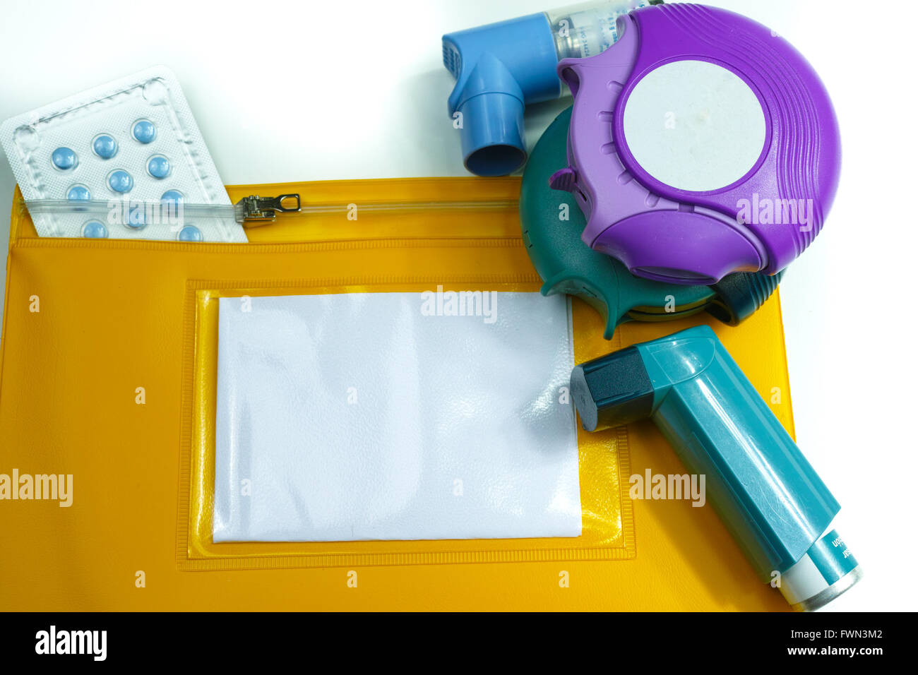 Asthma Relief Konzept, Salbutamol-Inhalator, eine andere Medikation und gelb Kunststoff Medizintasche, Textfreiraum Stockfoto