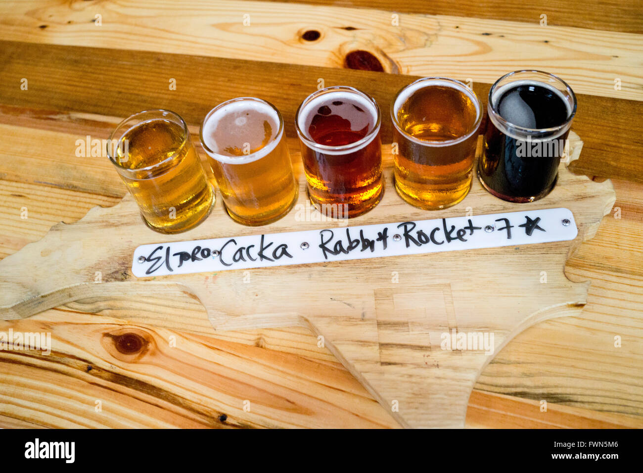 FullStream Brauerei & Taverne, Durham, North Carolina North Carolina USA. Südlichen Craft Bier und Essen.  Hier ein Flug-sampler Stockfoto