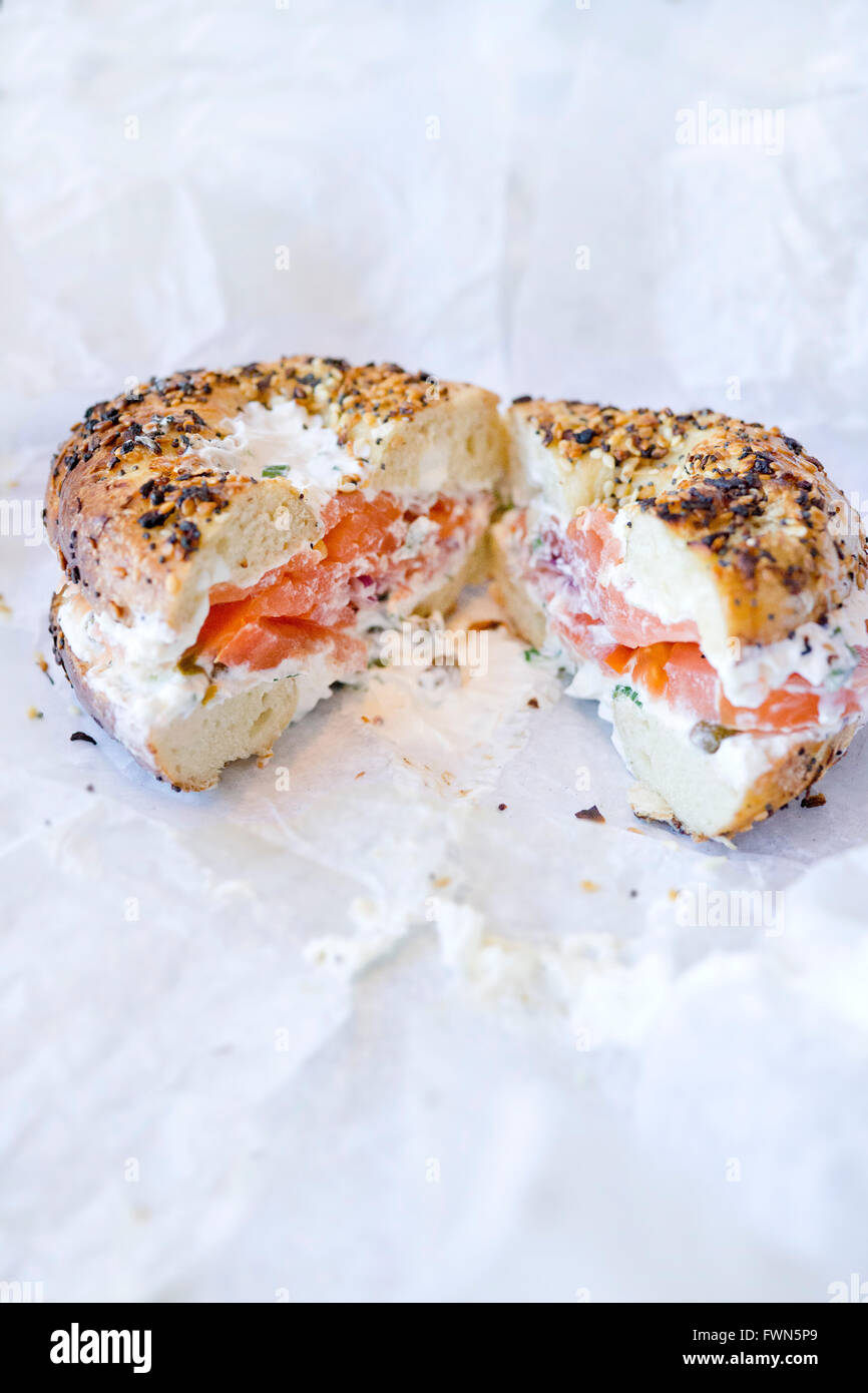 Black Seed Bagel mit geräuchertem Lachs und Frischkäse Glasur NYC Stockfoto