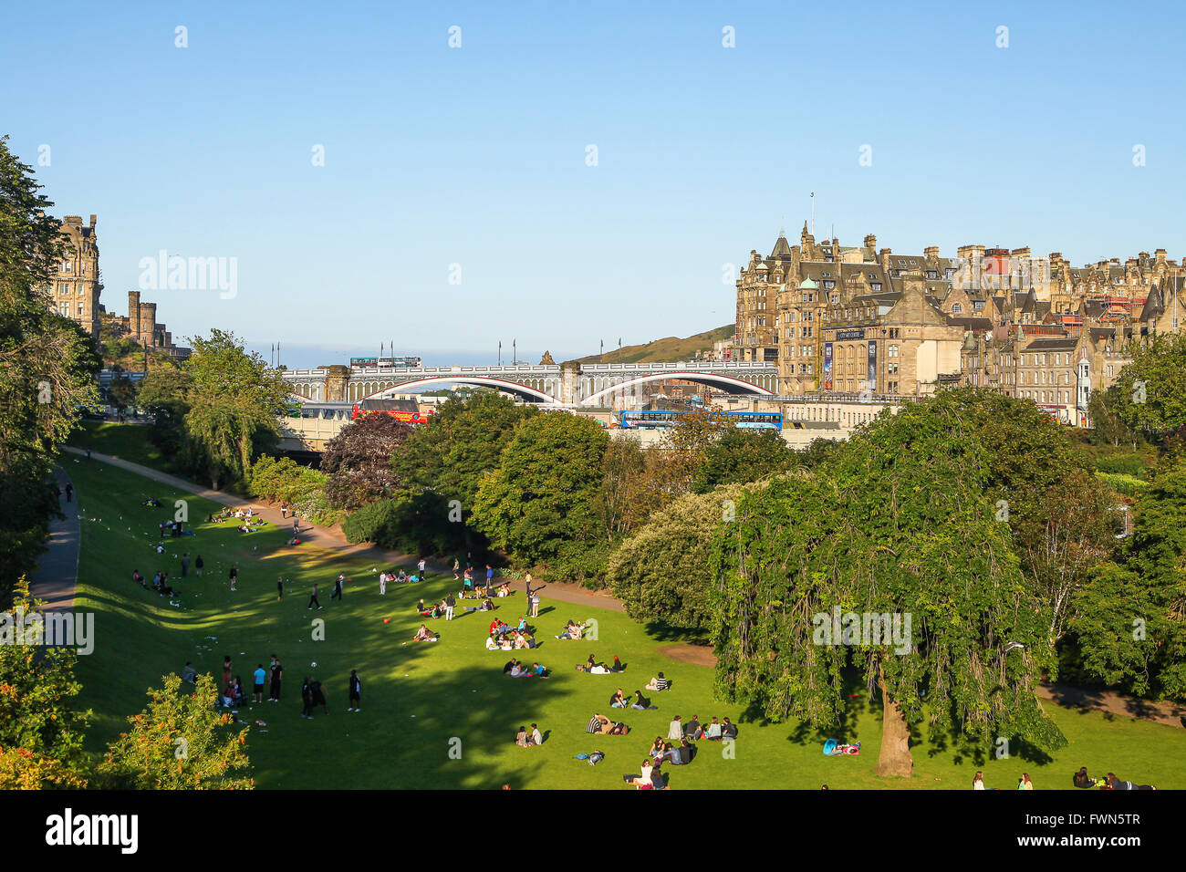 Princess Street Gardens und historischen Edinburgh an einem Sommertag in Schottland. Stockfoto