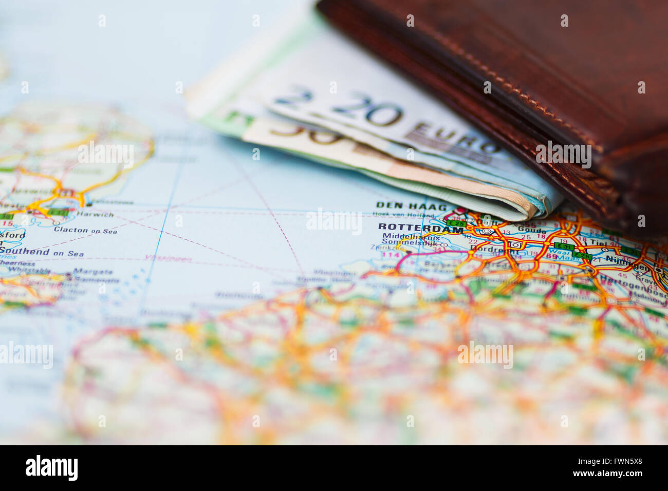 Euro-Banknoten im Portemonnaie auf einer geografischen Karte von Rotterdam, Niederlande Stockfoto