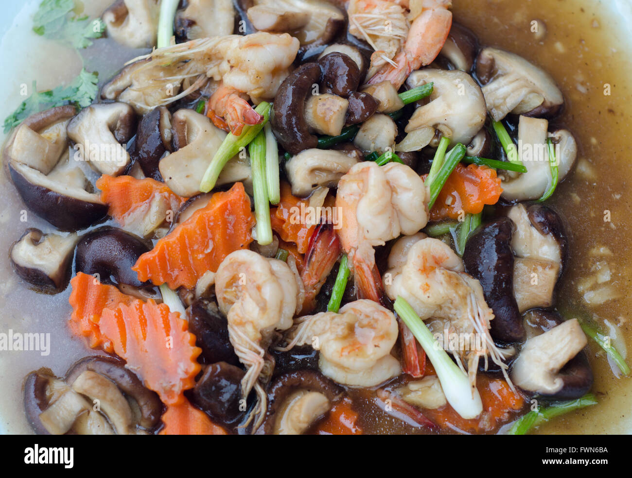 Rühren Sie gebratene frische Shiitake Pilze mit Garnelen Stockfoto