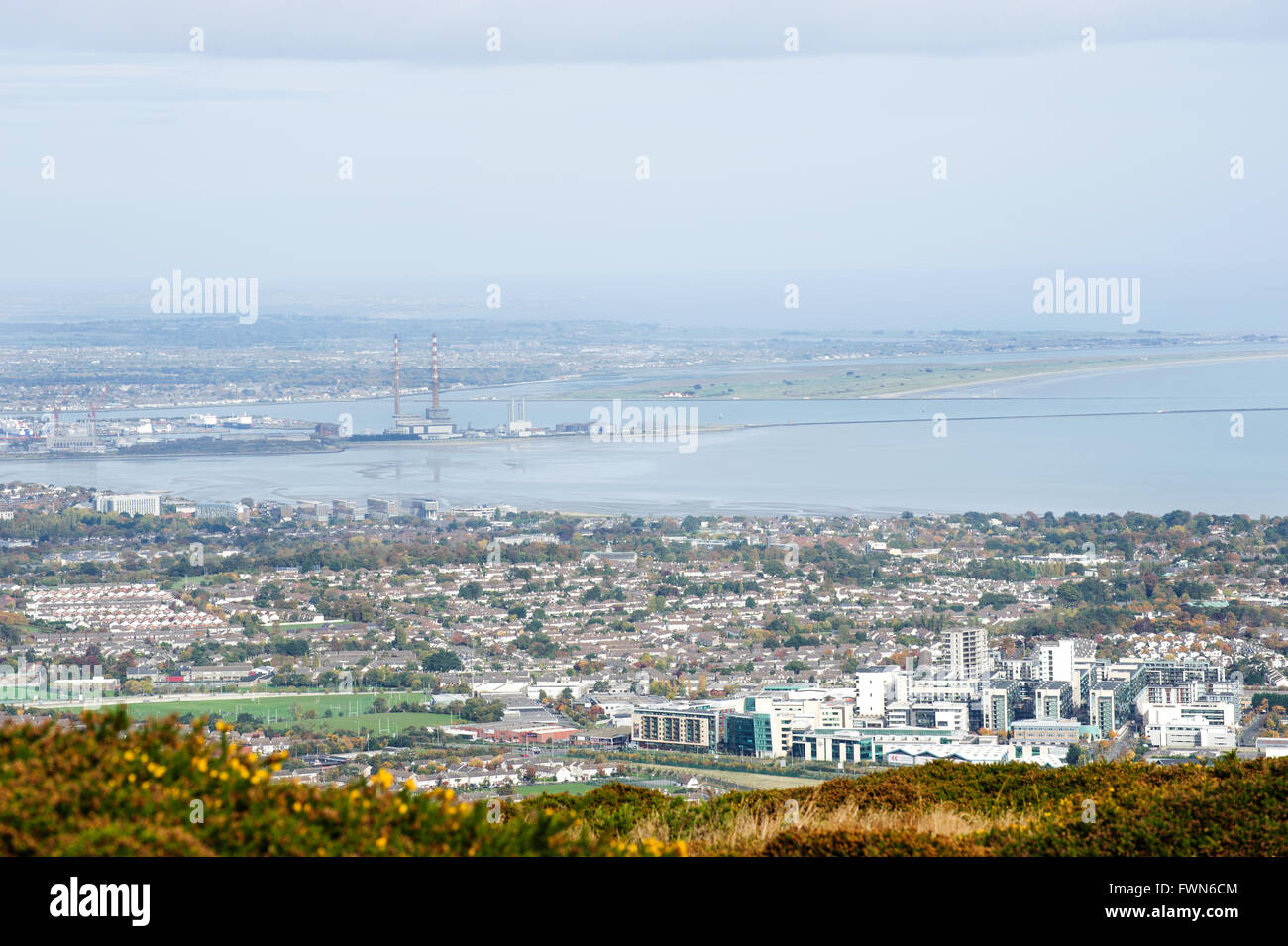 Wicklow Way. Spektakuläre Aussicht von Dublin vom Kilmashogue hill Stockfoto