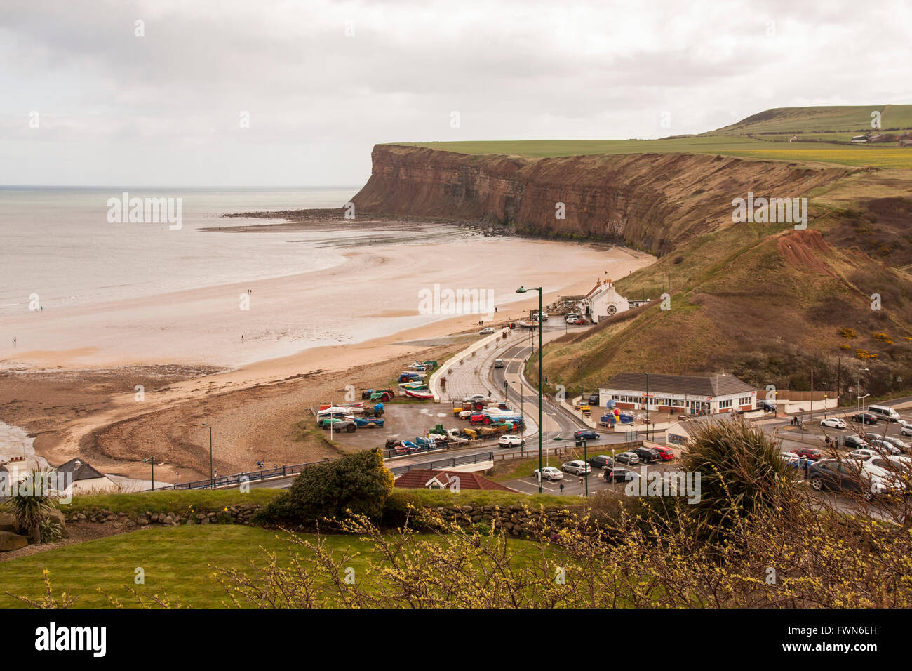 Eine Klippe Draufsicht auf den Strand und Huntcliffe bei Saltburn am Meer, England, einschließlich die kurvenreiche Küstenstraße. Stockfoto