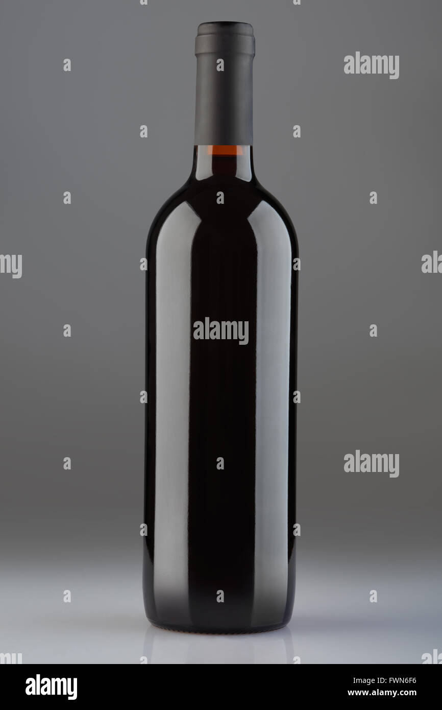 Flasche Rotwein auf grauem Hintergrund, Clipping-Pfad Stockfoto