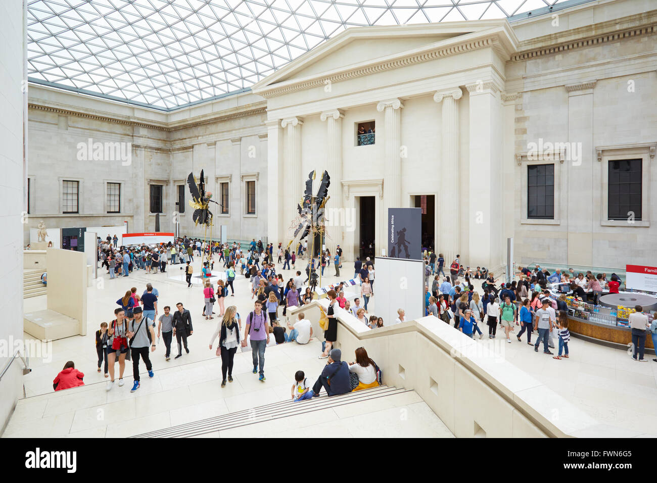 British Museum große innere mit Treppe und Menschen in London Stockfoto