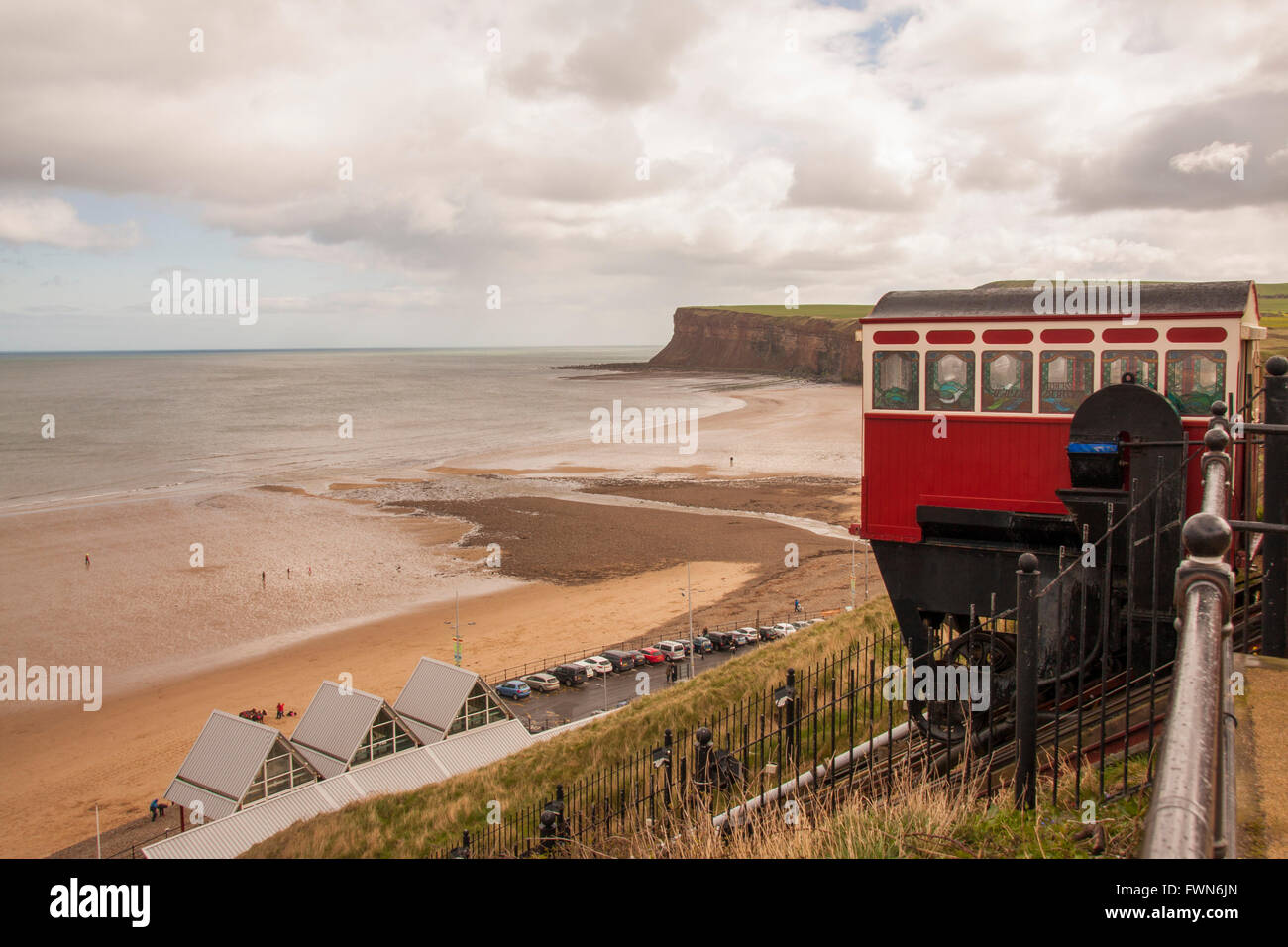 Blick auf die malerische Standseilbahn Schiene Aufzug von der Klippe zum Strand von Saltburn am Meer, England, Vereinigtes Königreich und zeigt Huntcliff Stockfoto